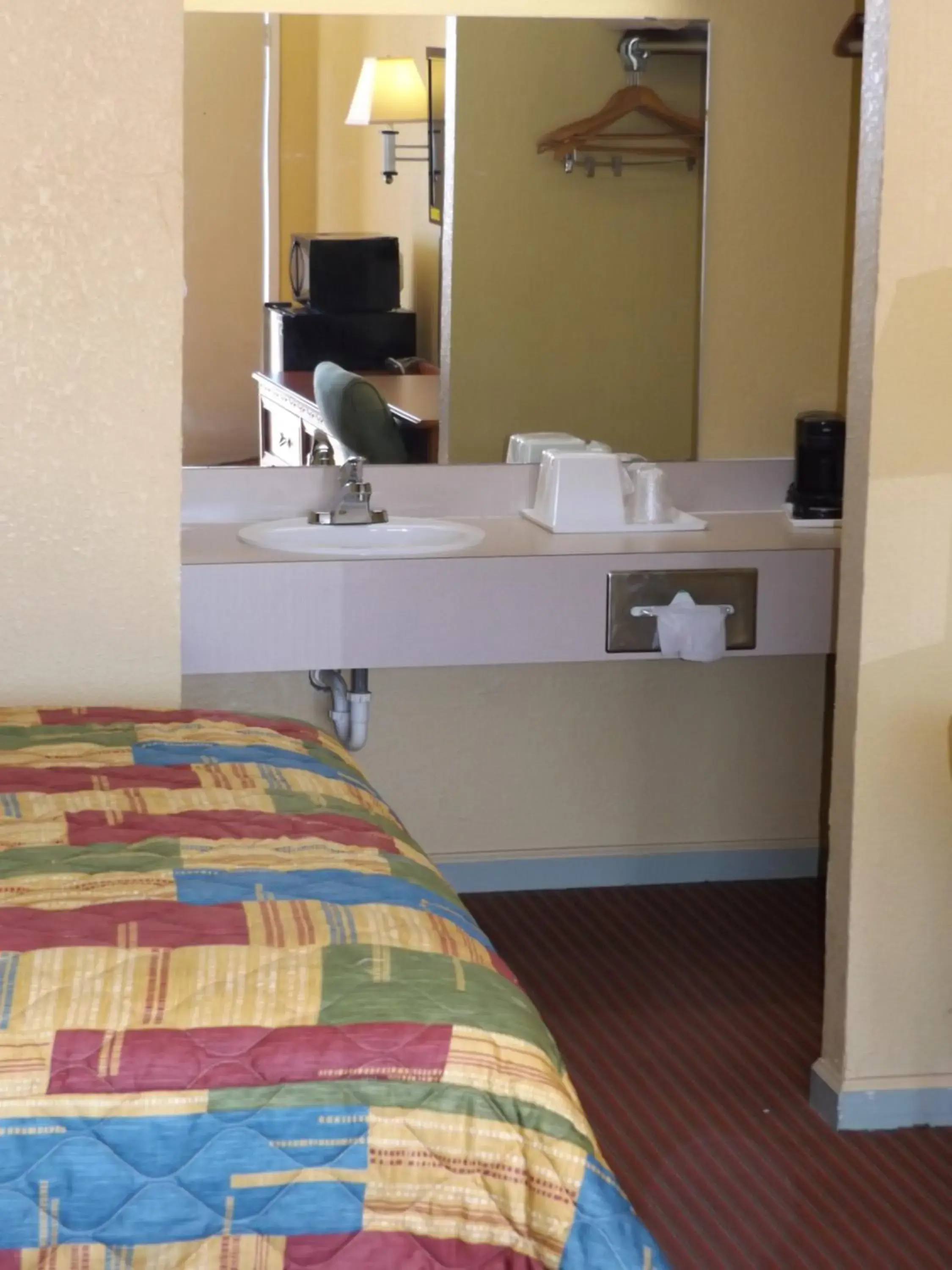 Coffee/tea facilities, Bed in Regency Inn Coffee/tea facilities, Bed in Regency Inn