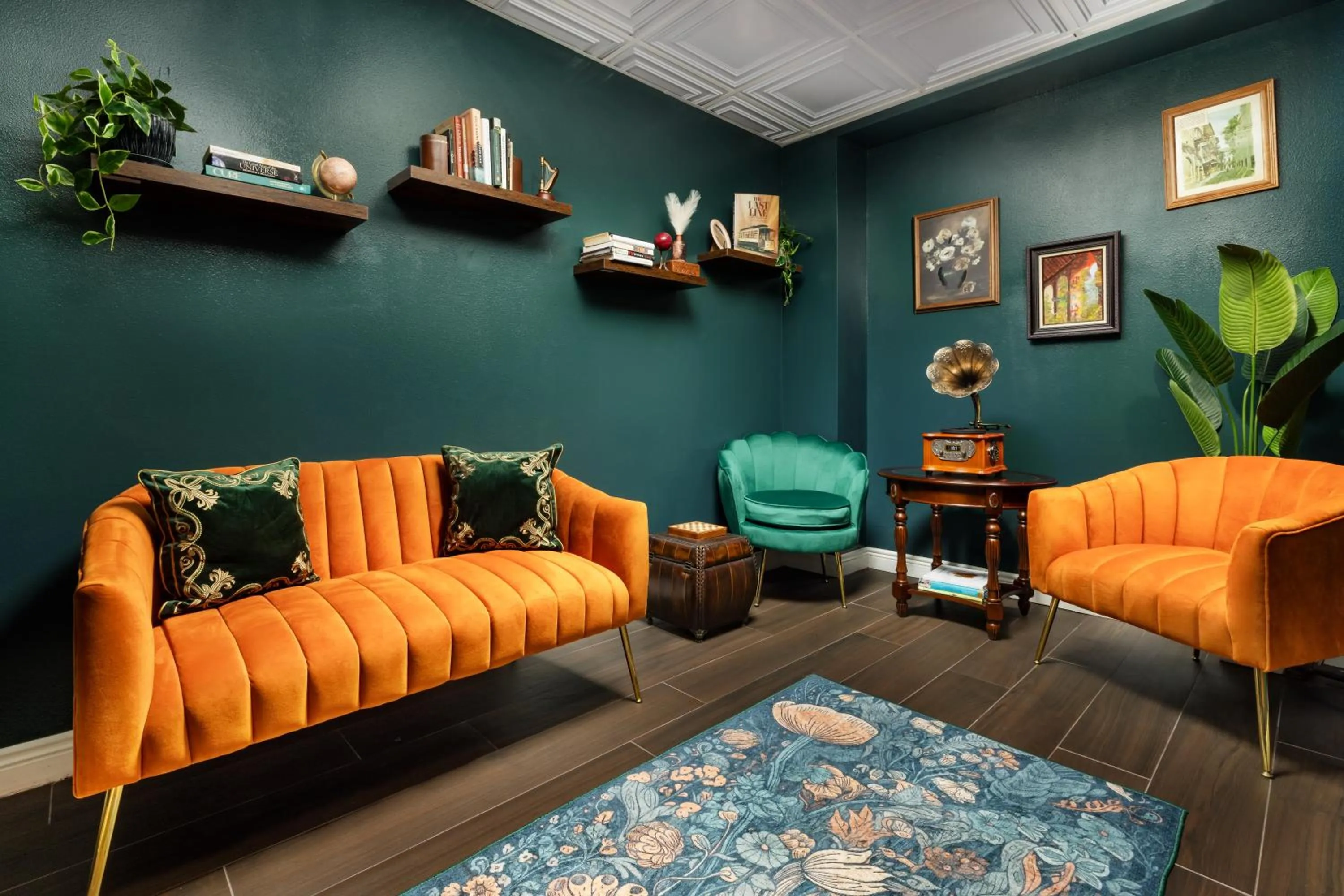 Seating area in Riverfront Hotel New Orleans