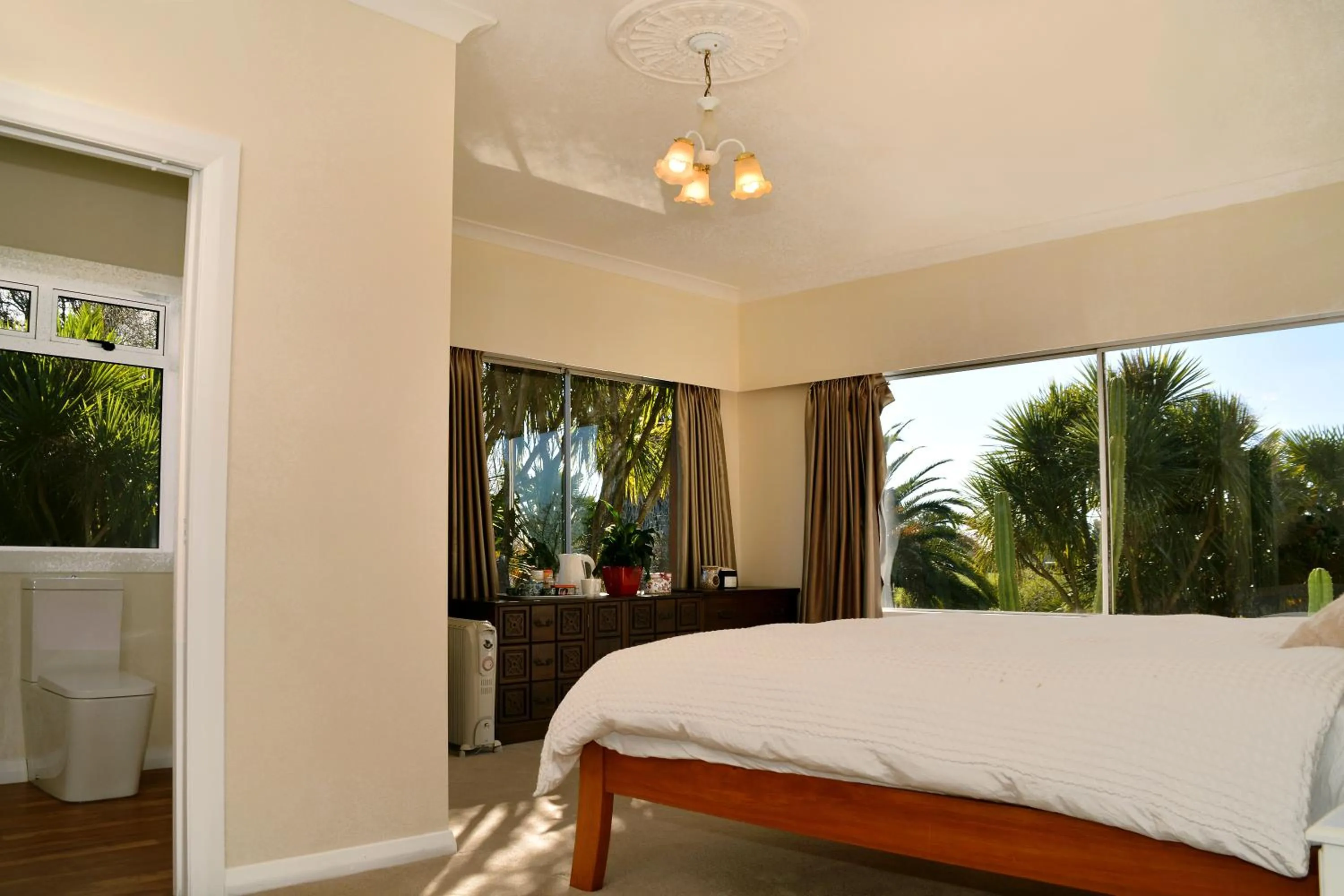 Bedroom, Bed in English Cherry Tree Manor