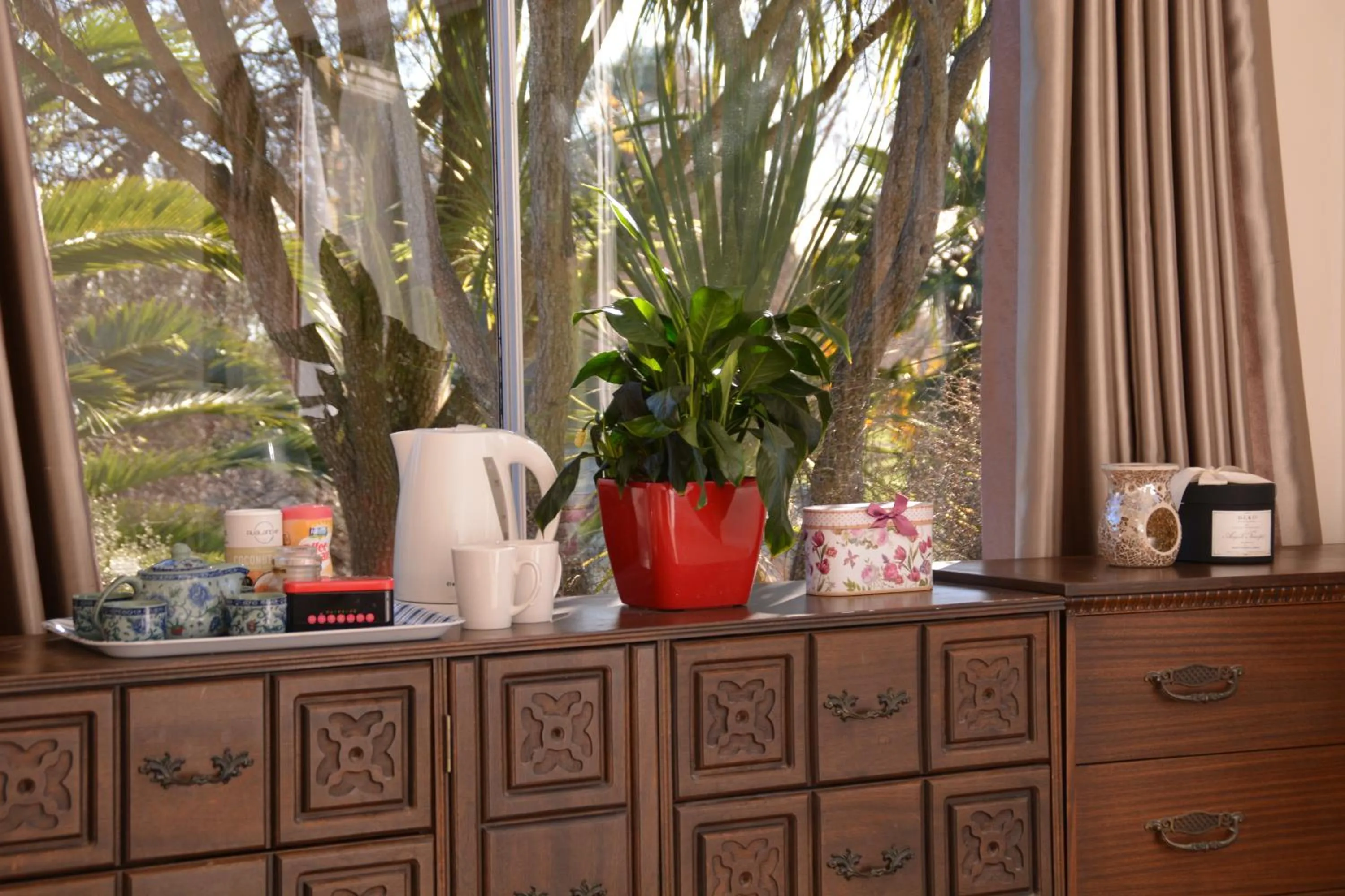 Coffee/tea facilities in English Cherry Tree Manor