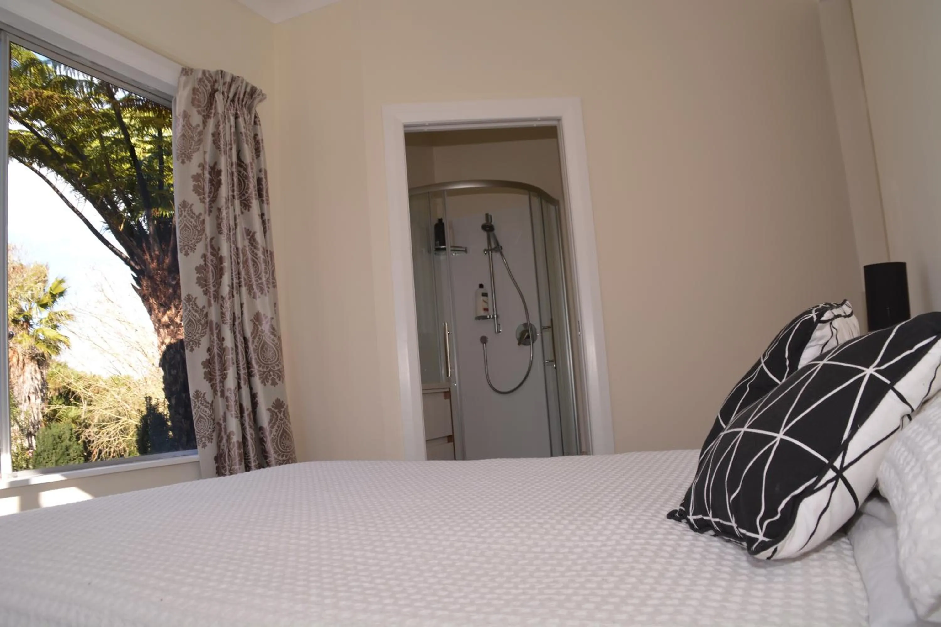 Bedroom, Bed in English Cherry Tree Manor