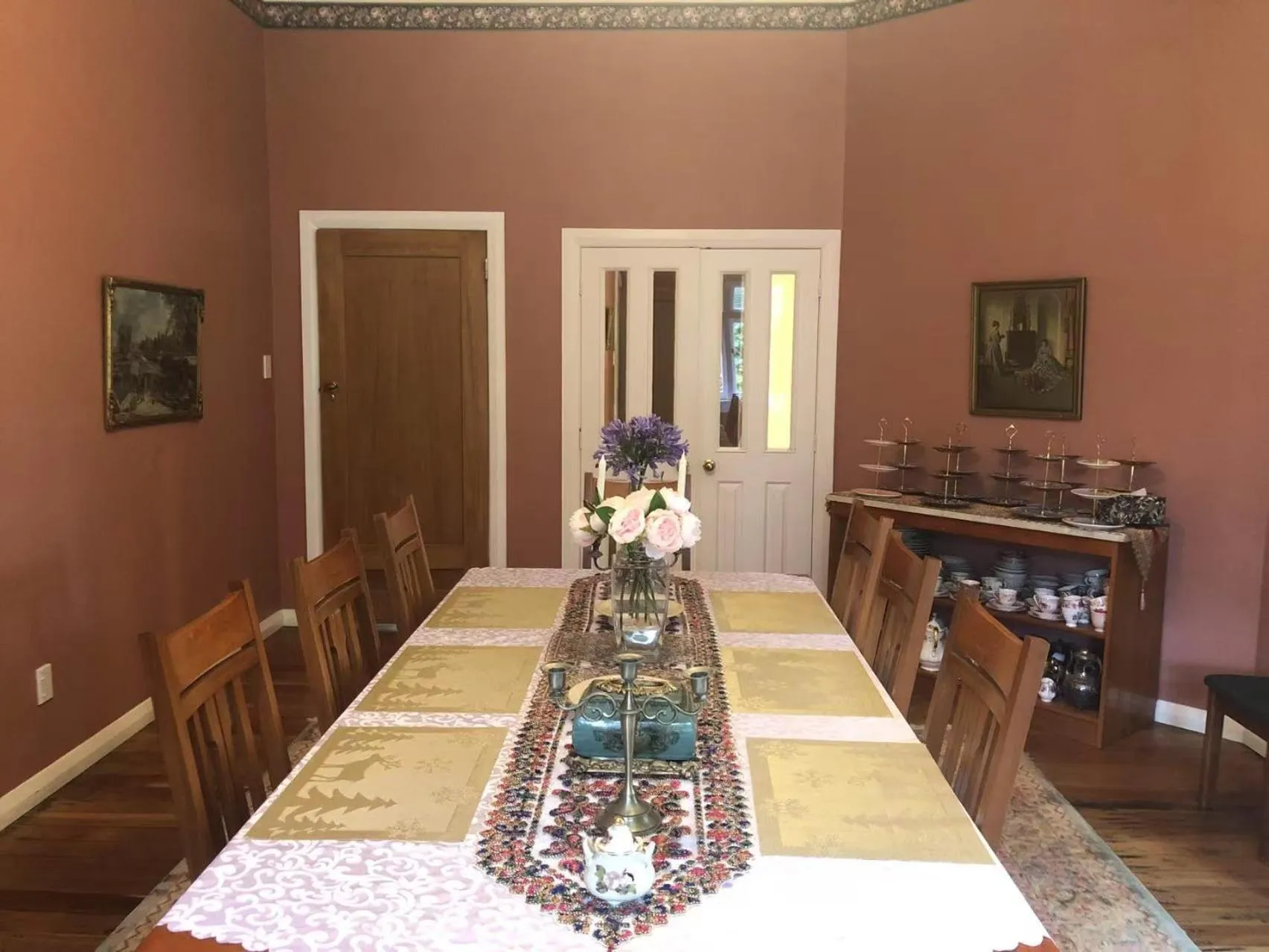 Restaurant/places to eat in English Cherry Tree Manor