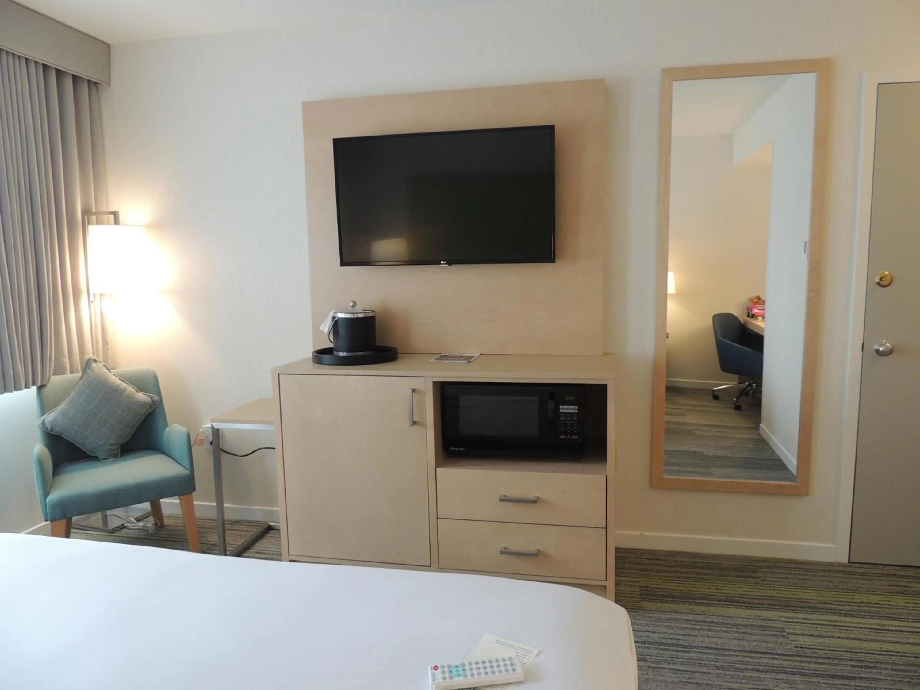 TV and multimedia, Bed in The Inn at Longwood Medical