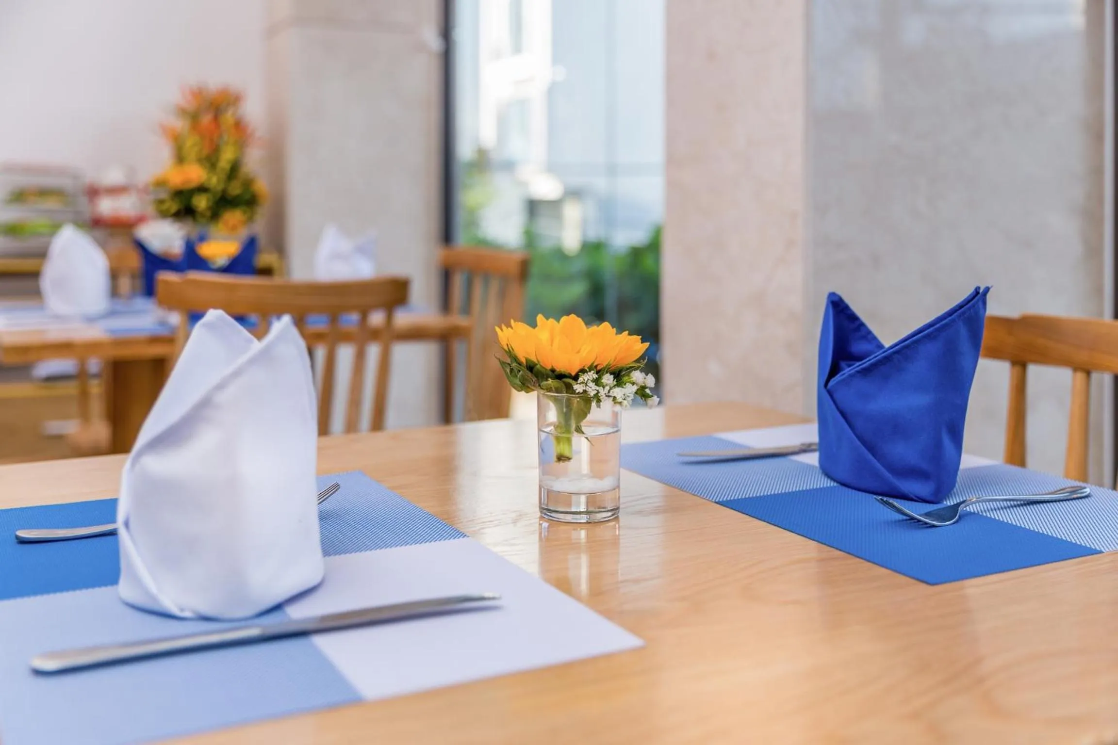 Restaurant/places to eat in Sea Swan Apartment and Hotel