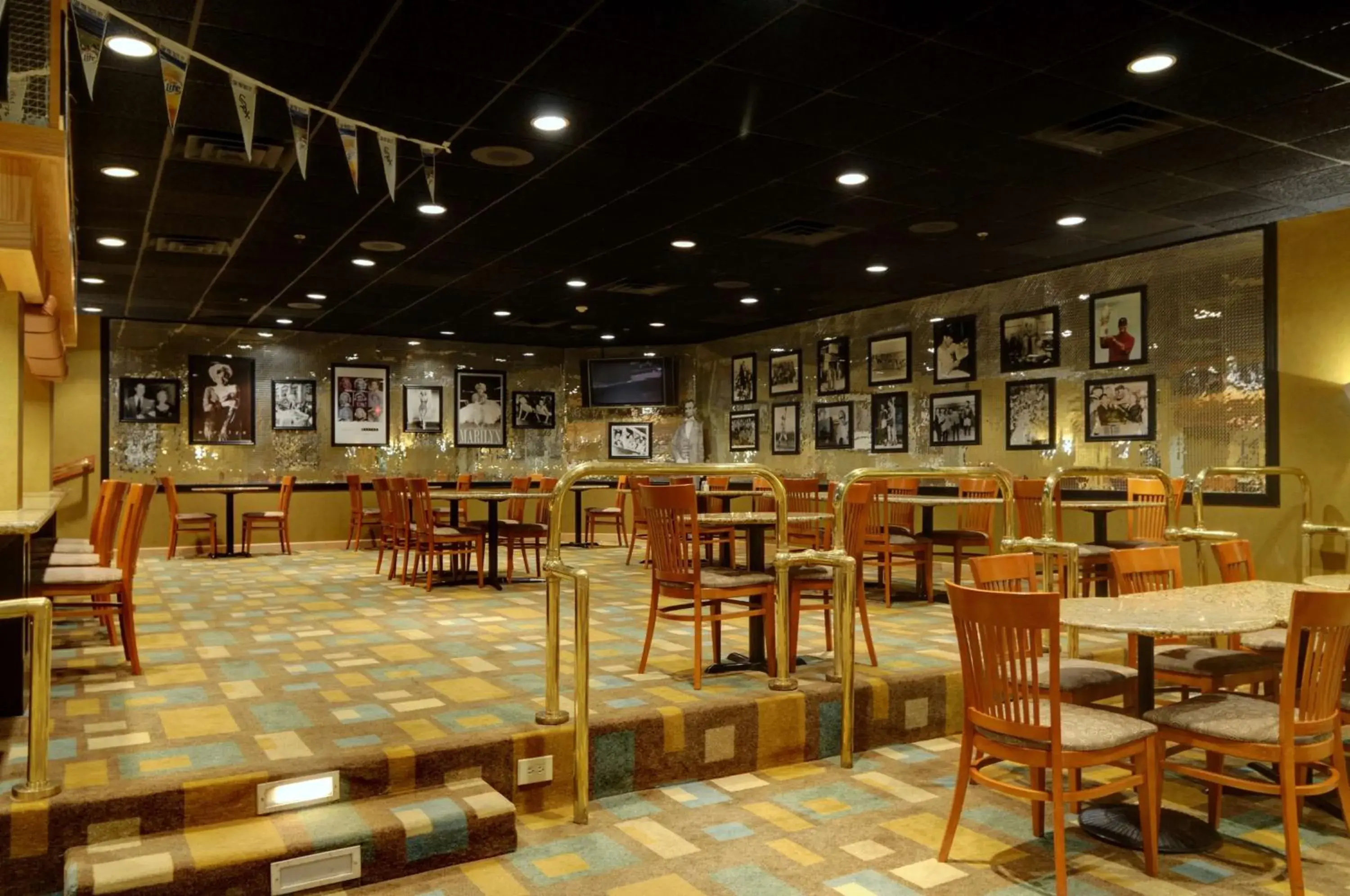 Lounge or bar in Best Western Plus Chicago Hillside Lounge or bar in Best Western Plus Chicago Hillside