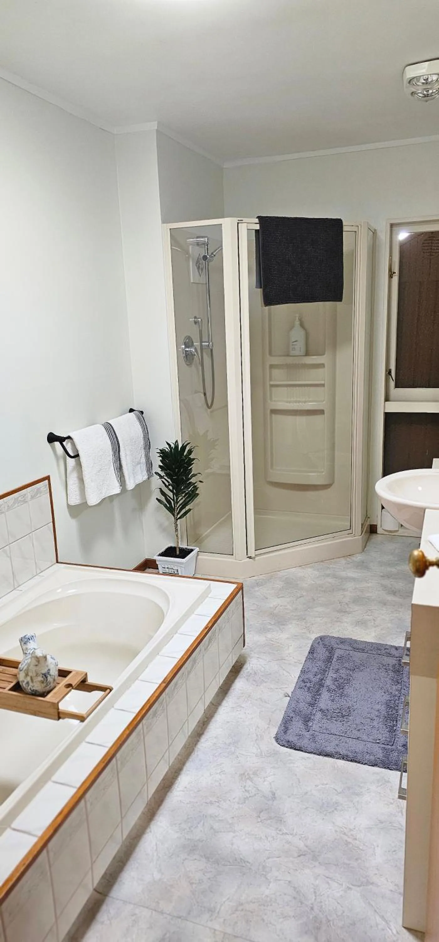 Bathroom, Bed in Fred&Donz Bed and Breakfast