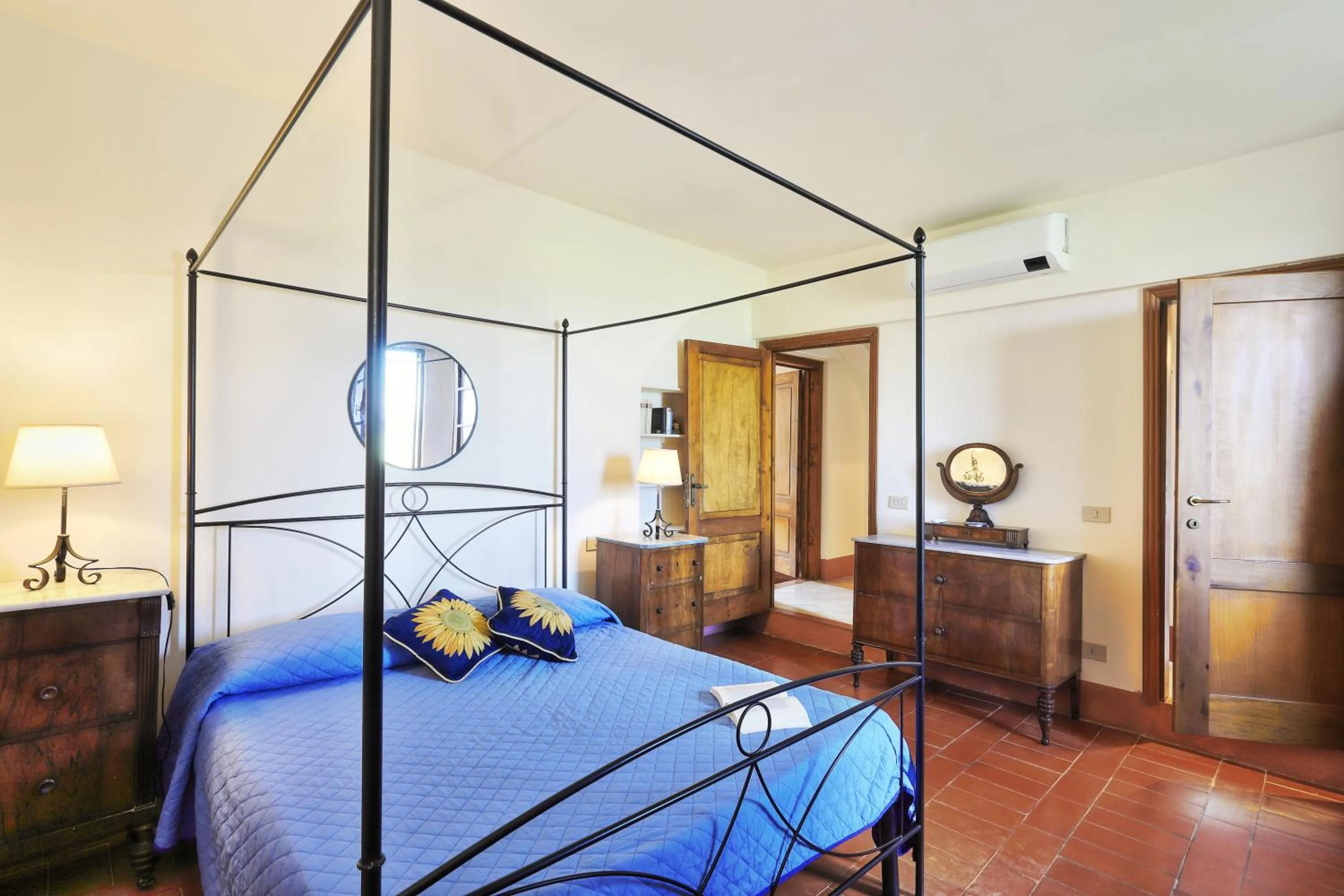 Bedroom, Bed in Appartamenti Villa e Fattoria di Radi Tuscany