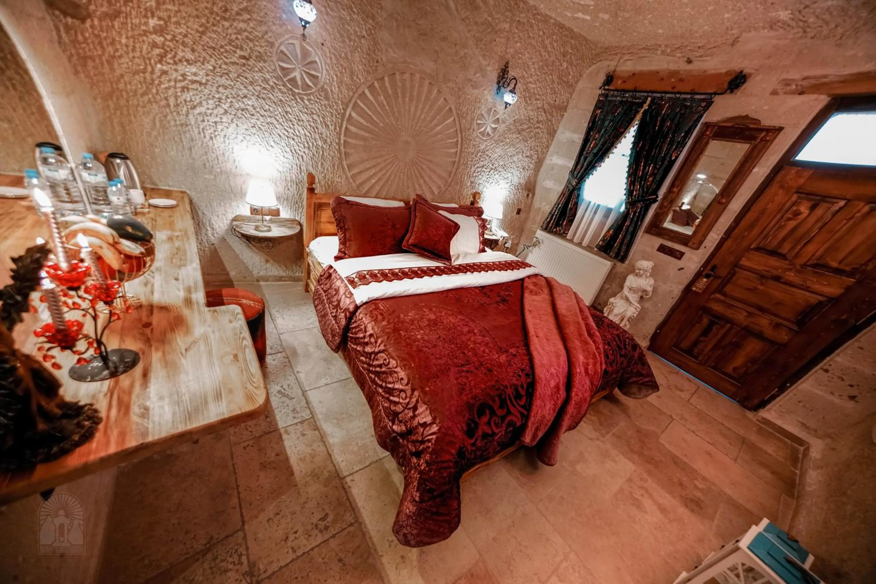 Bedroom, Bed in Zeus Cave Suites