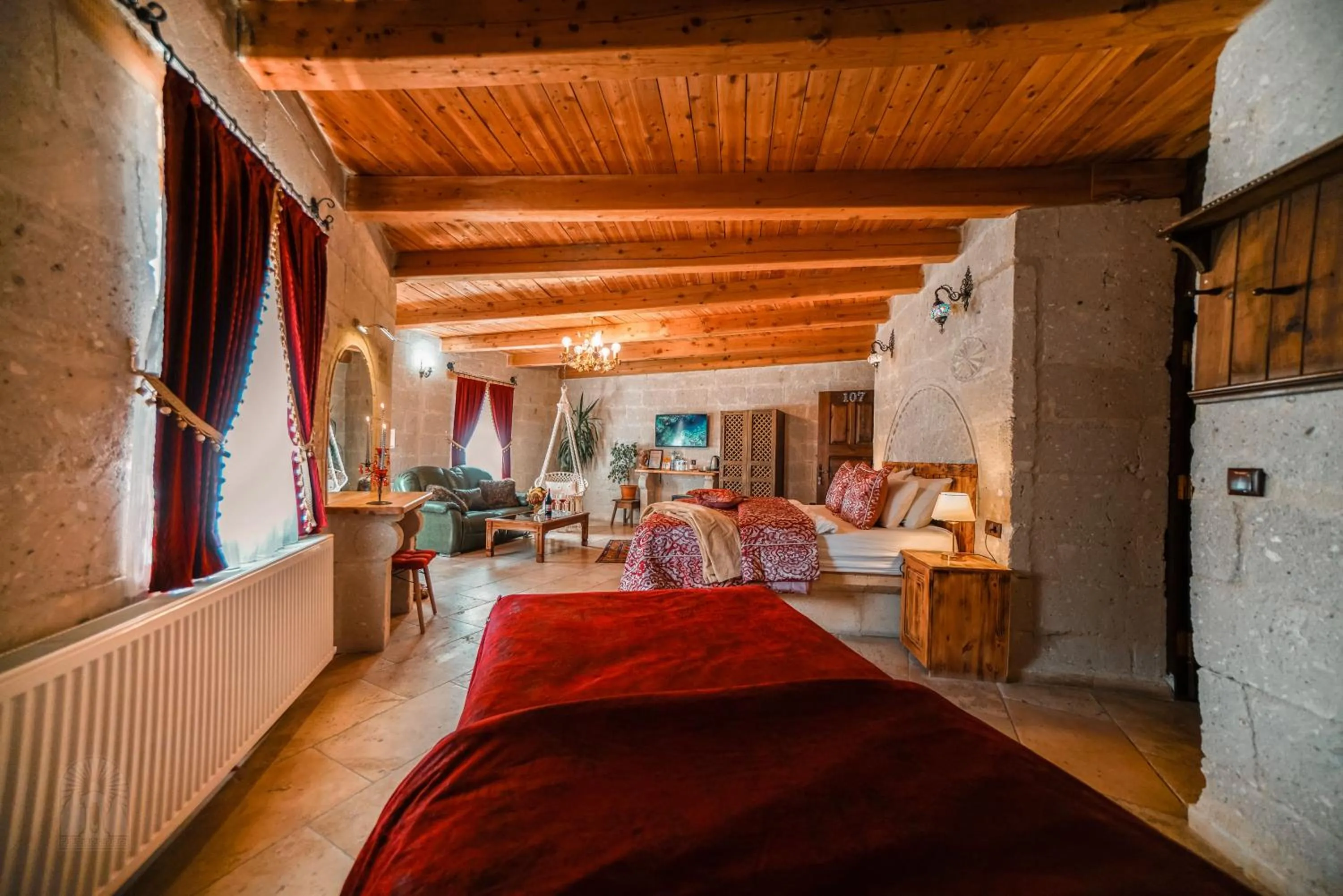 Photo of the whole room, Bed in Zeus Cave Suites