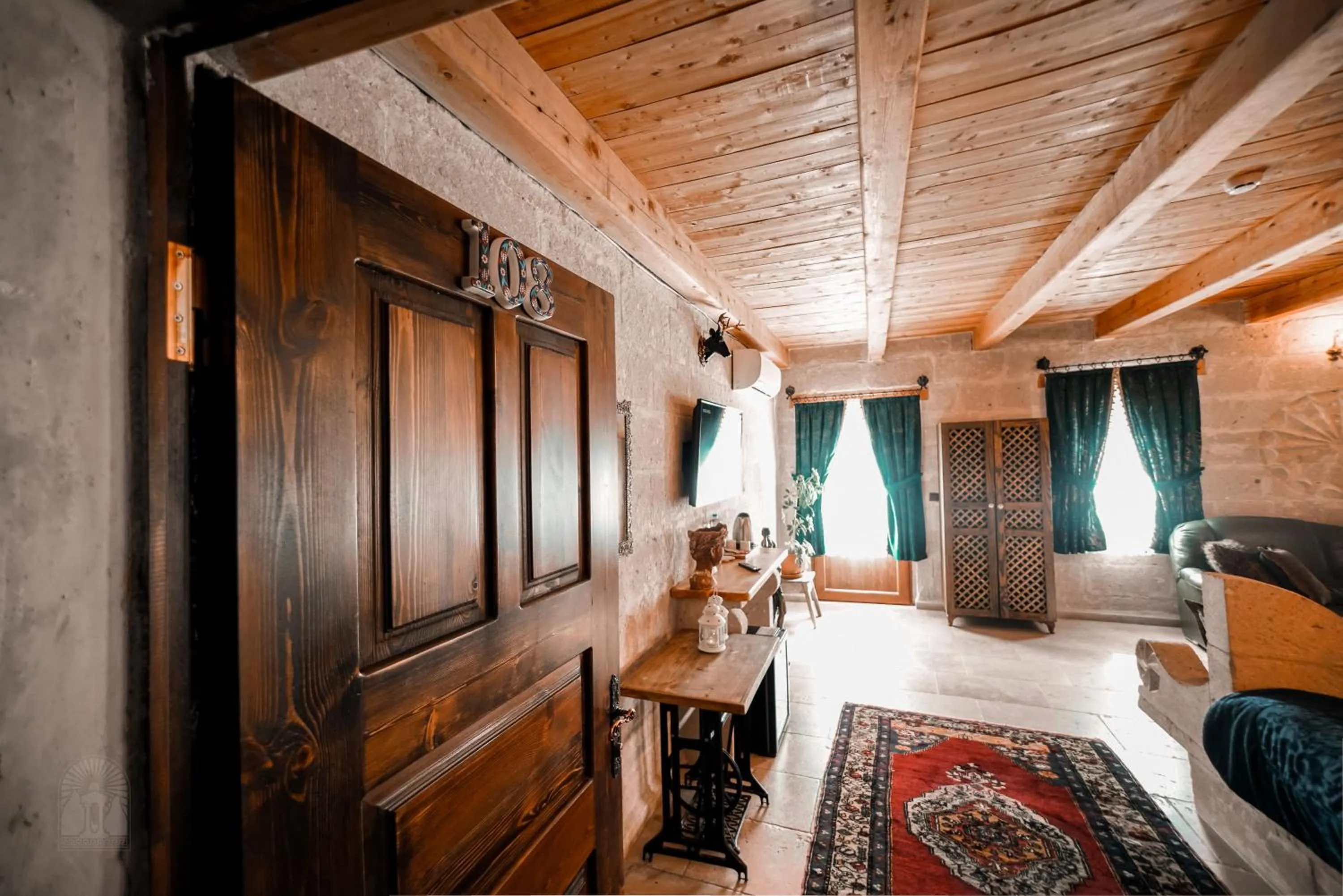 Photo of the whole room, Bed in Zeus Cave Suites