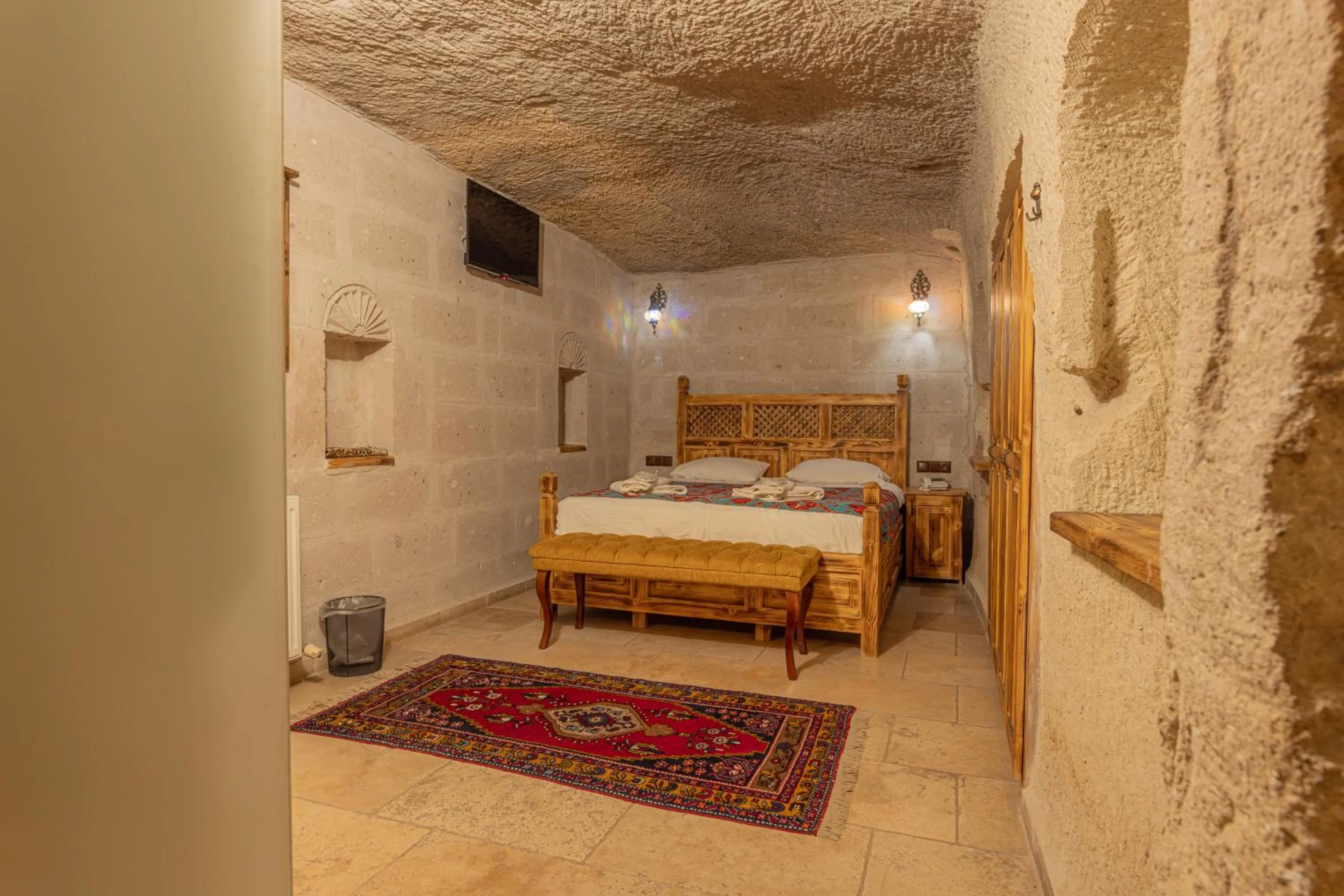 Photo of the whole room, Bed in Zeus Cave Suites