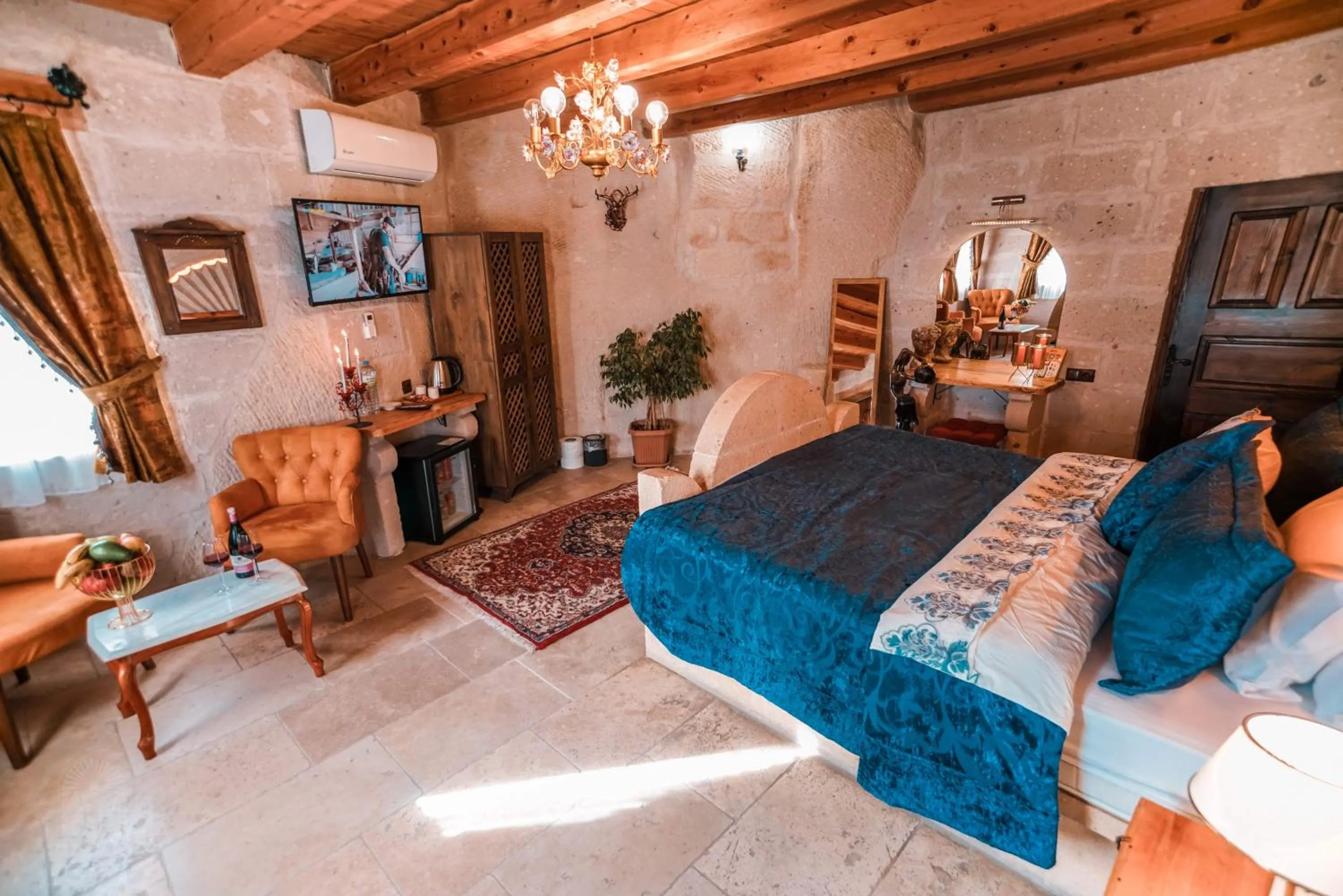Photo of the whole room, Bed in Zeus Cave Suites