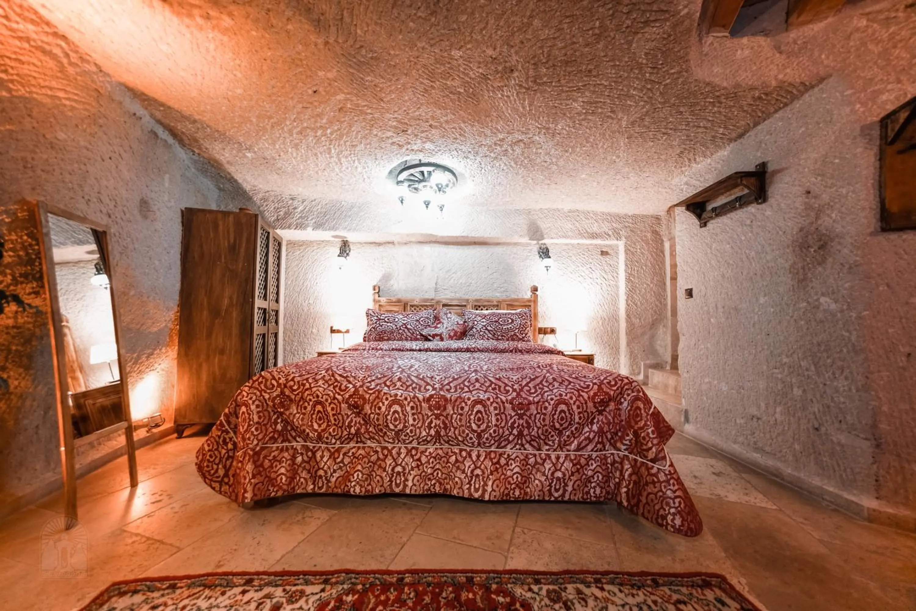 Photo of the whole room, Bed in Zeus Cave Suites
