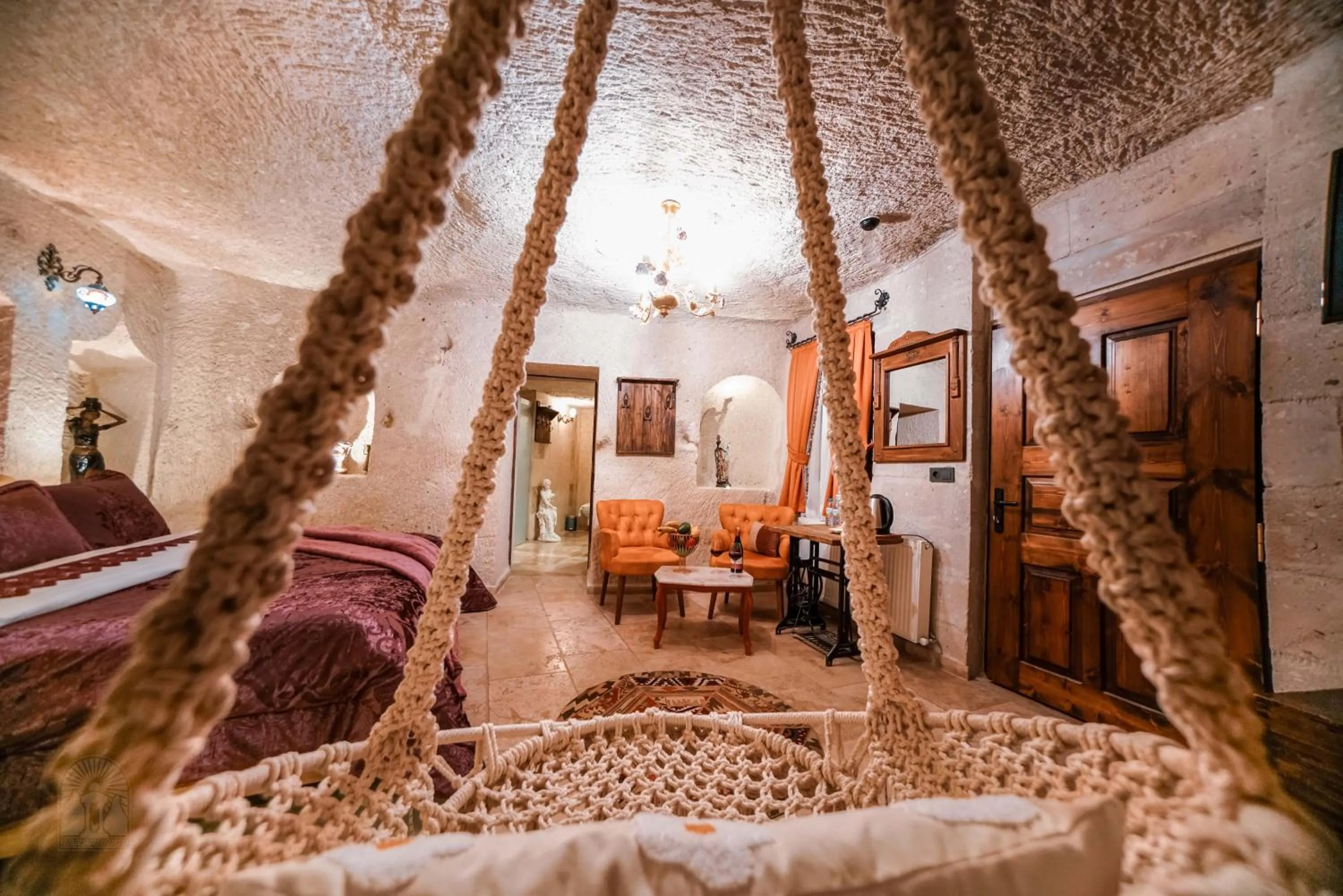 Photo of the whole room, Bed in Zeus Cave Suites