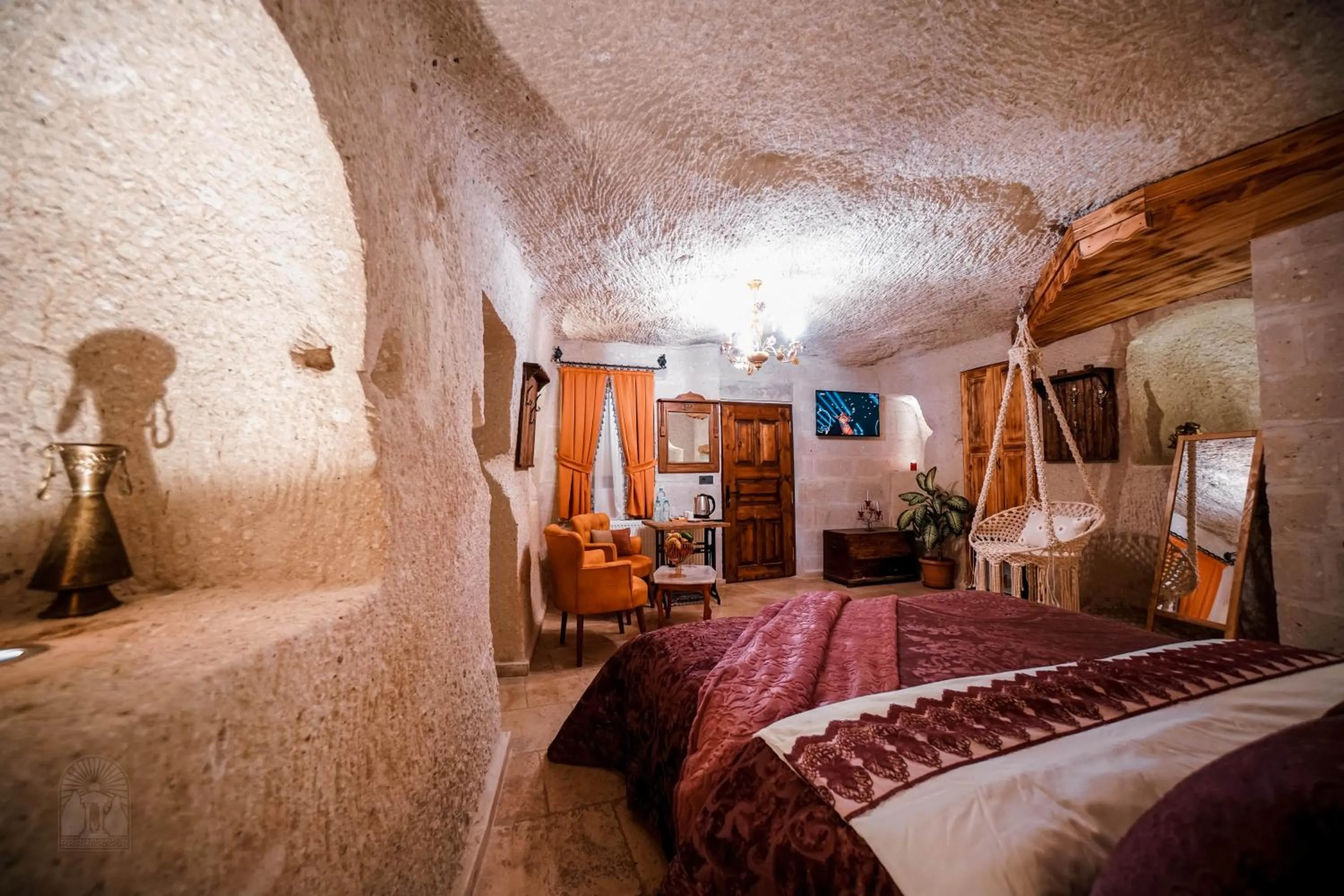 Photo of the whole room, Bed in Zeus Cave Suites