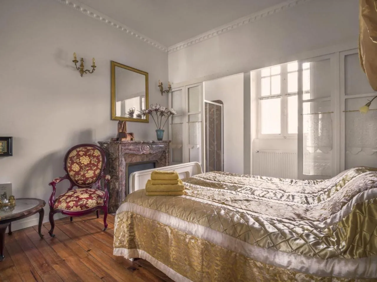 Shower, Bed in Petit Château