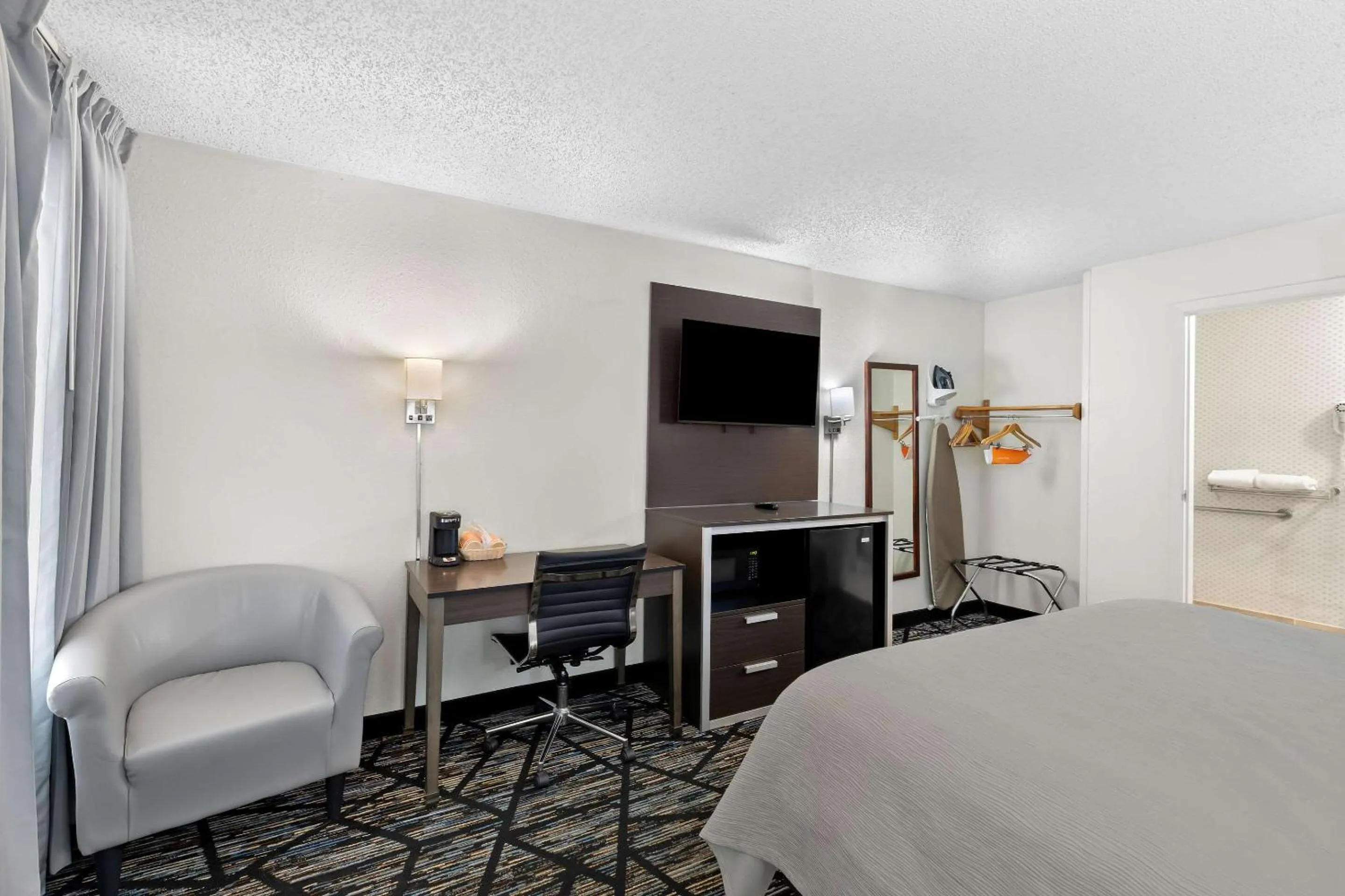 Bedroom, Bed in Quality Inn Northlake