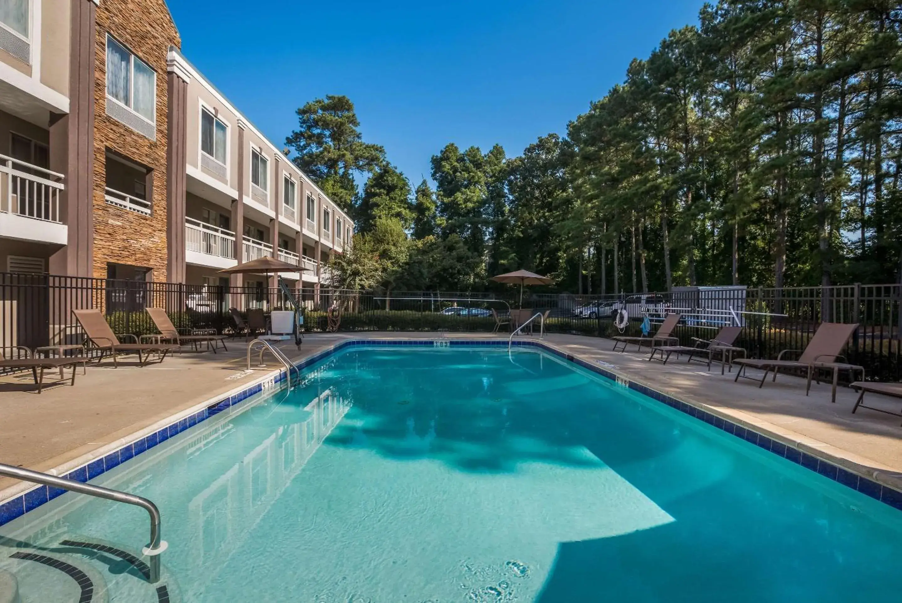 Swimming pool in Quality Inn Northlake Swimming pool in Quality Inn Northlake