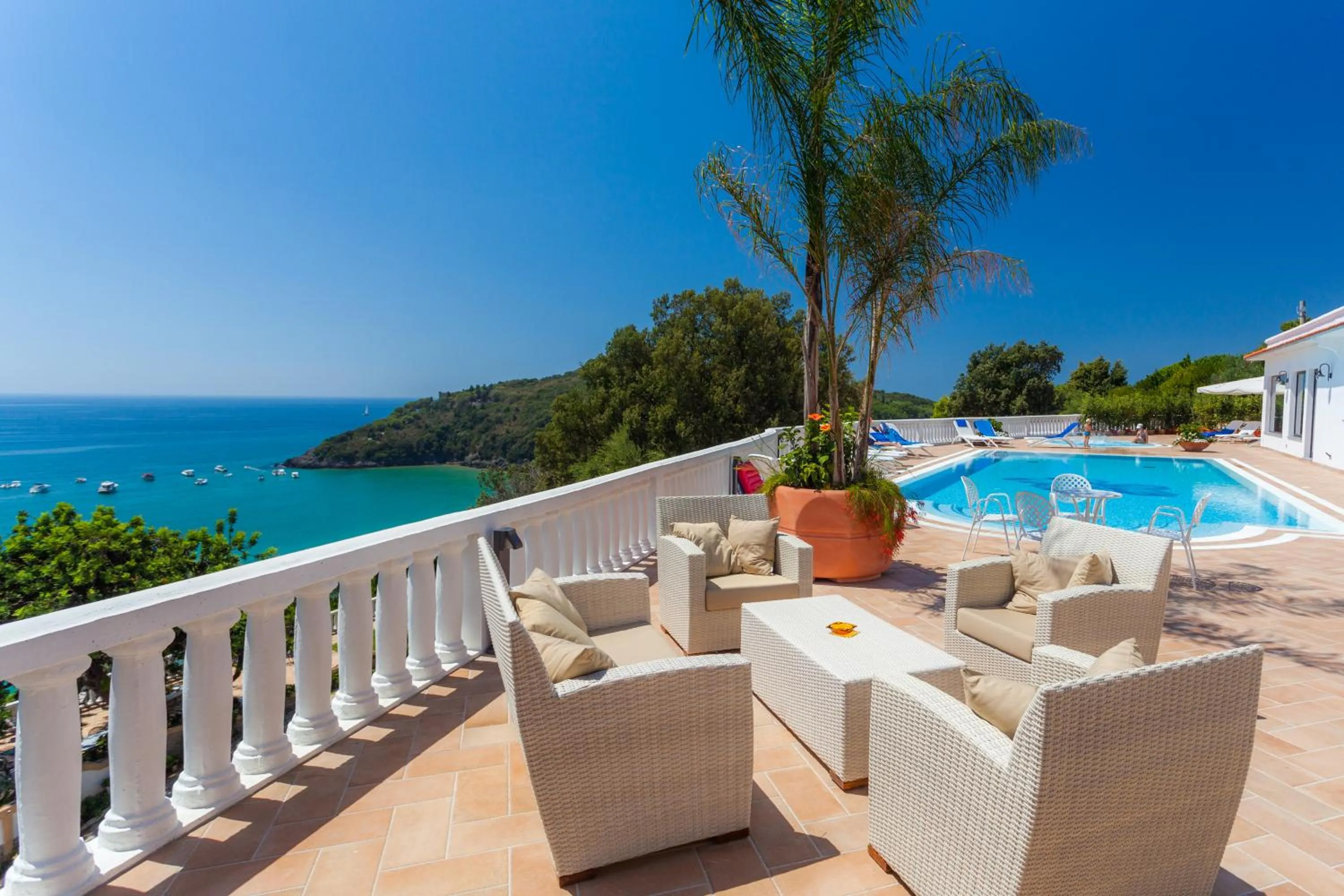 Restaurant/places to eat in Grand Hotel Le Rocce