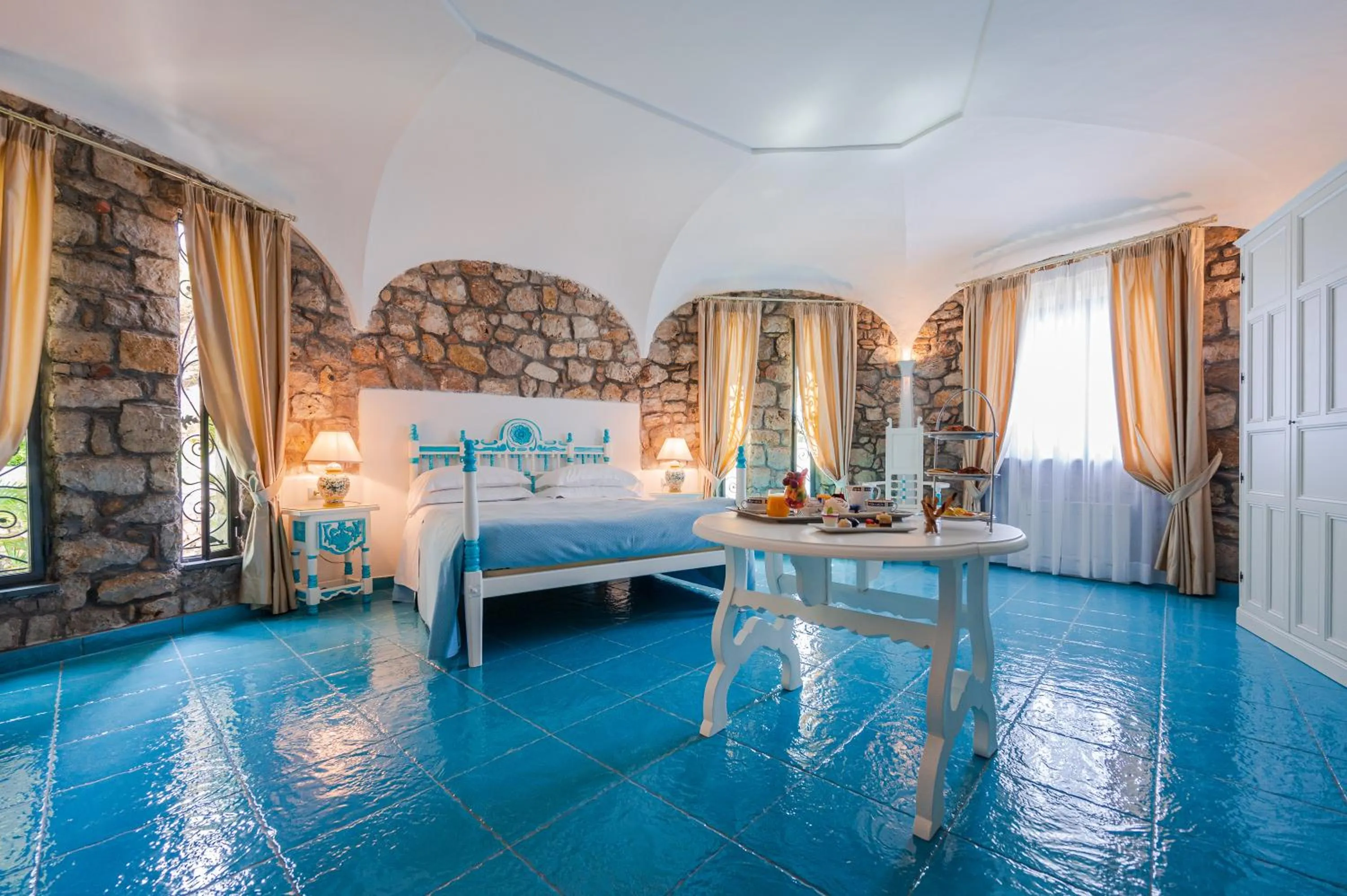 Bed in Grand Hotel Le Rocce