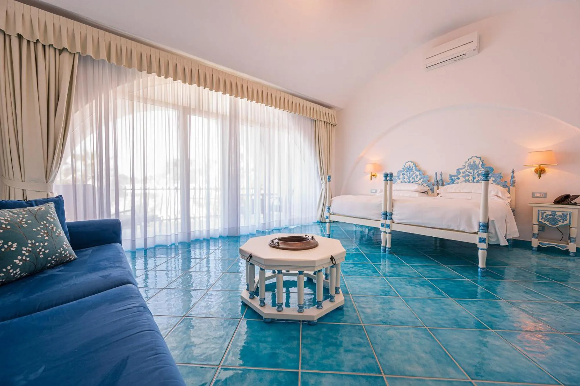 Bed in Grand Hotel Le Rocce