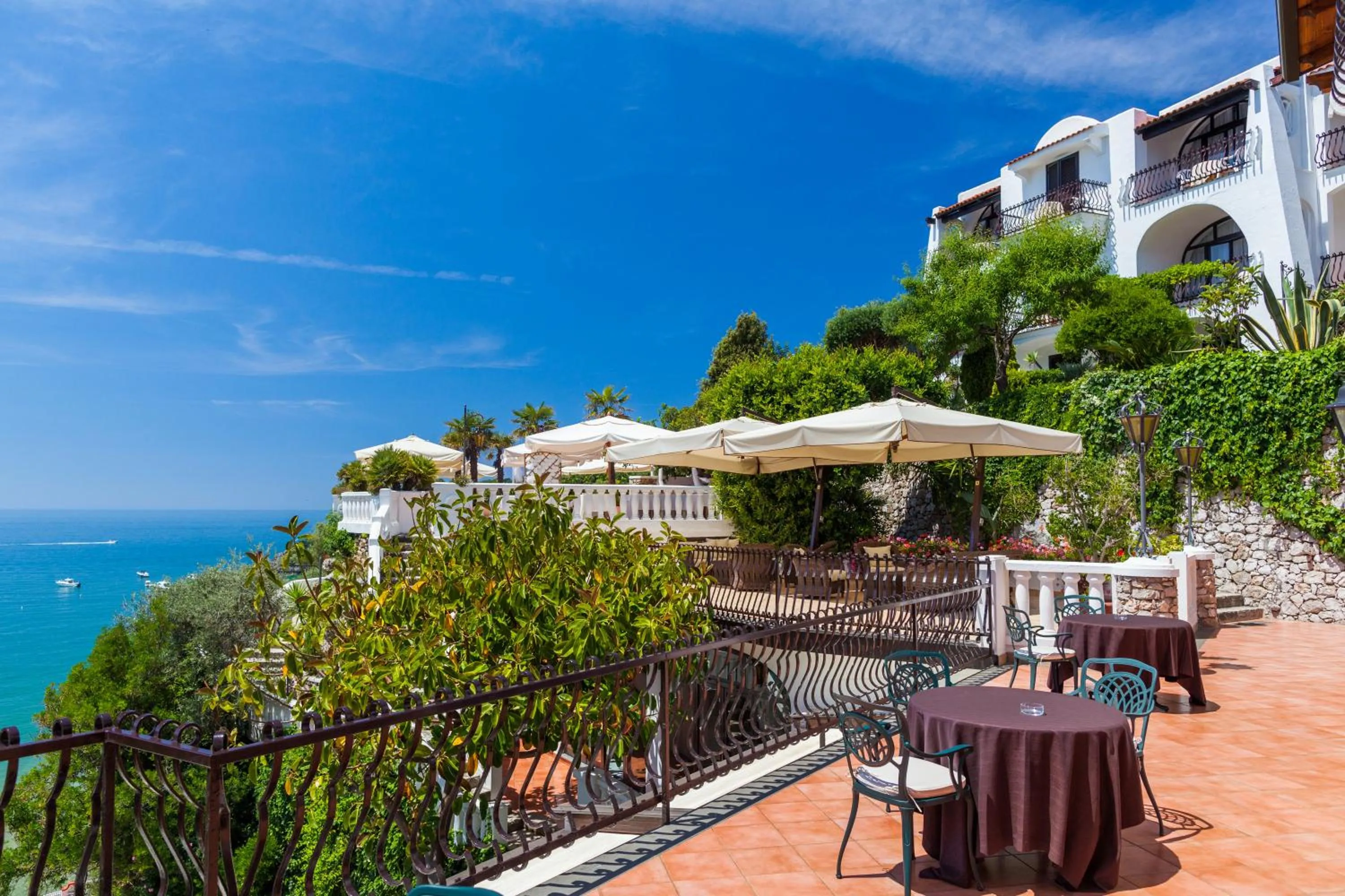 Restaurant/places to eat in Grand Hotel Le Rocce