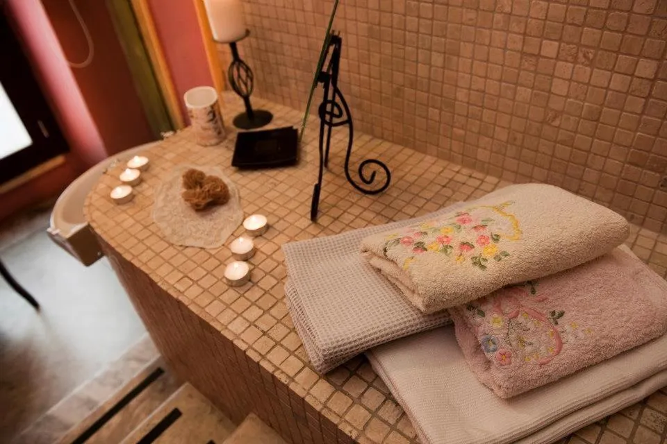 Bathroom, Bed in Palazzo Maggiore