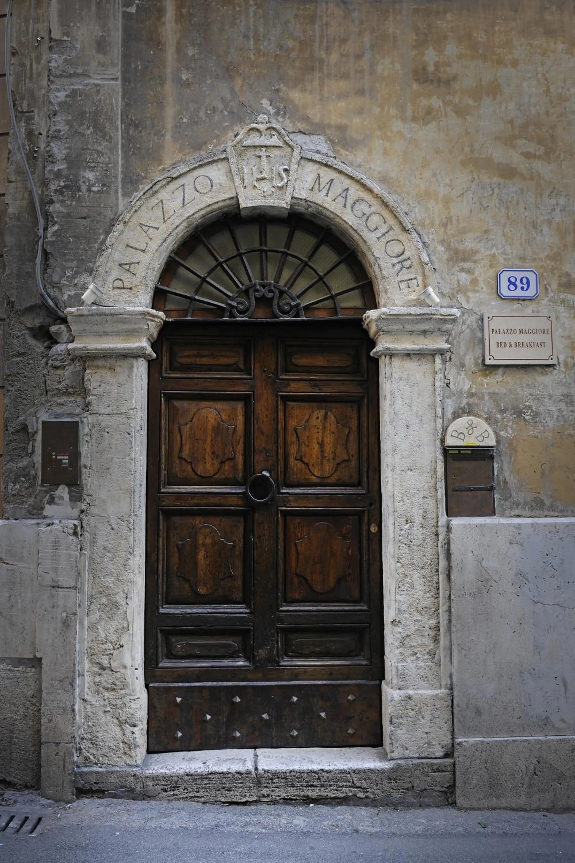Facade/entrance in Palazzo Maggiore