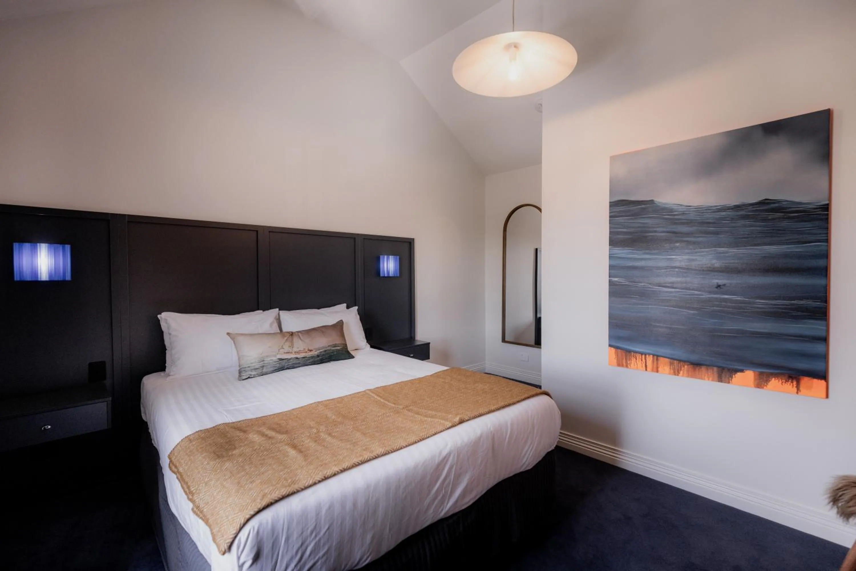 Bed in Shipwrights Arms Hotel