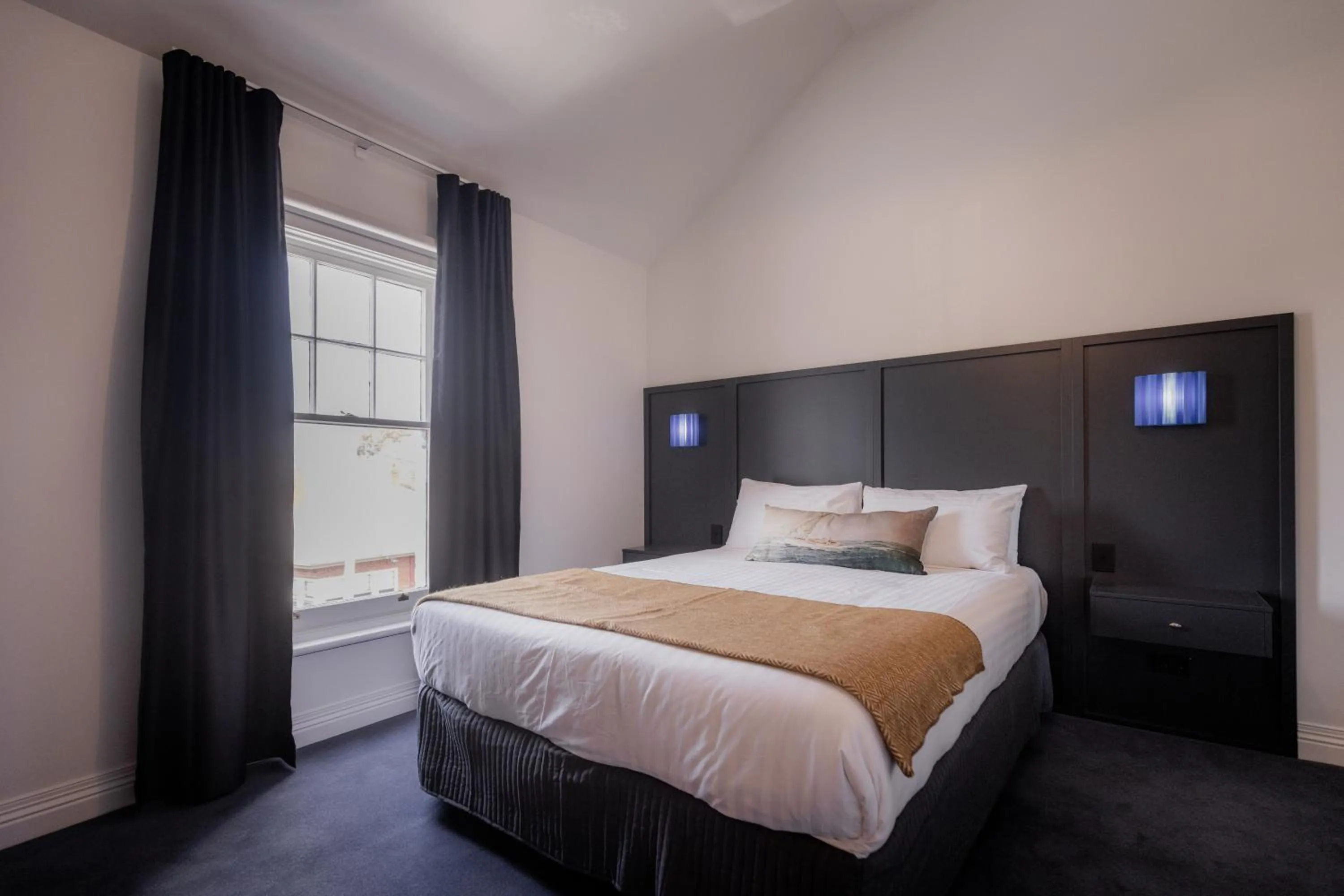 Bed in Shipwrights Arms Hotel