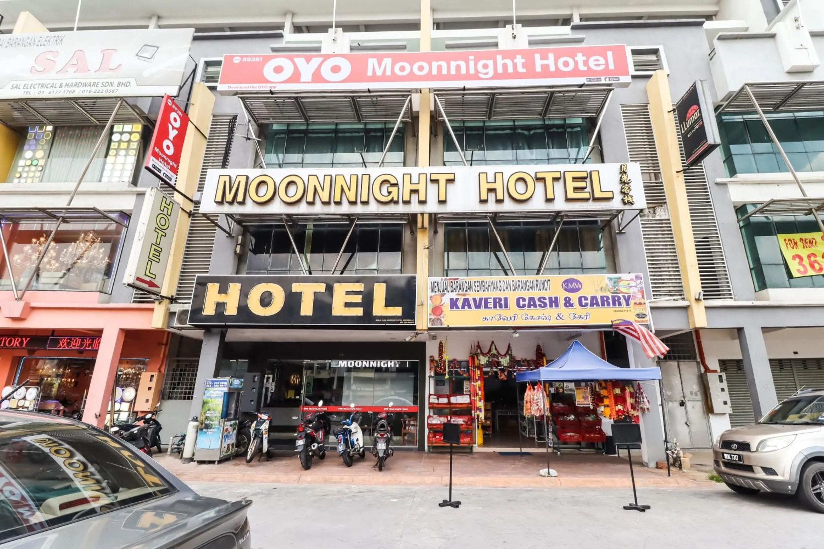 Facade/entrance in OYO 89381 Moonnight Hotel