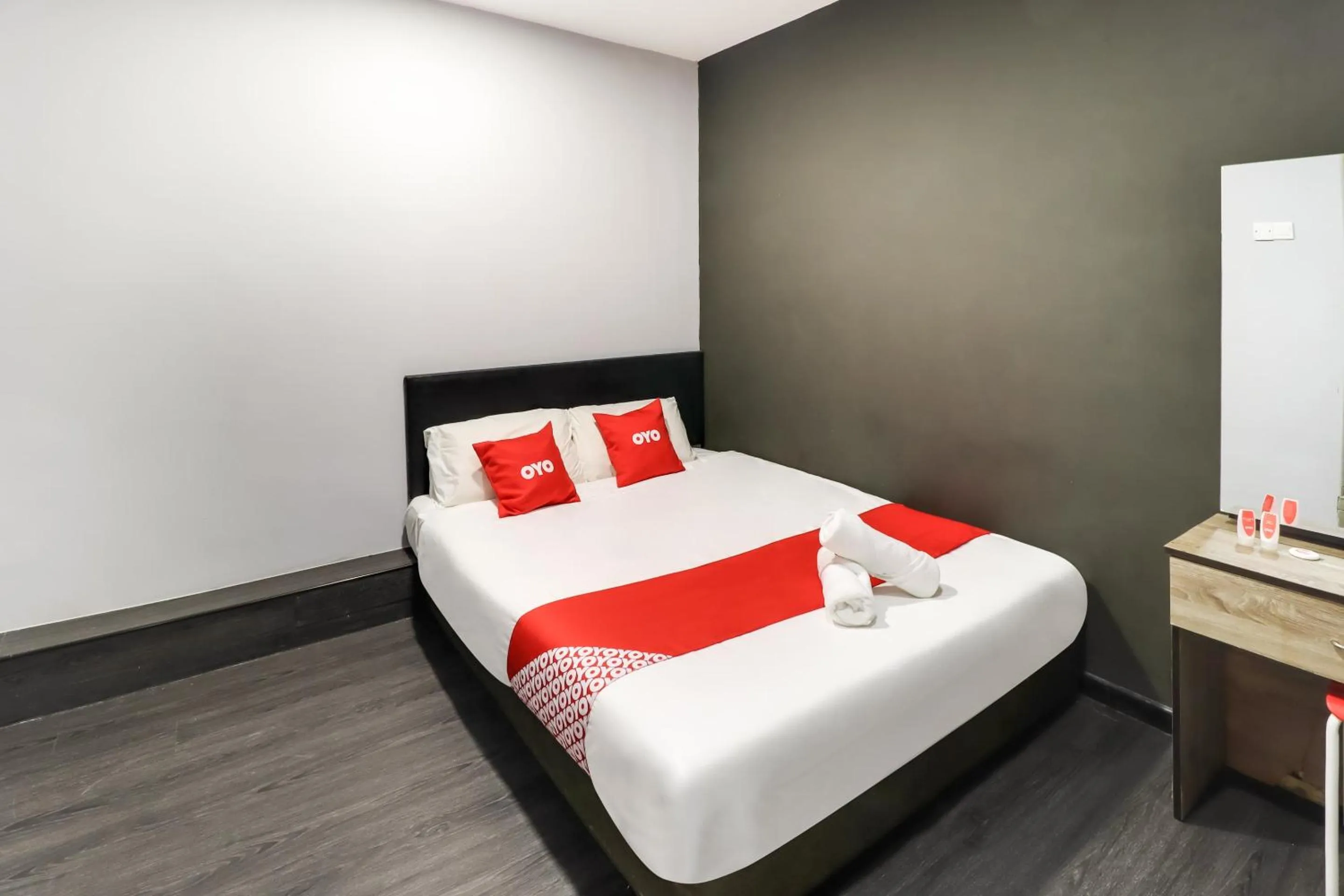 Bedroom, Bed in OYO 89381 Moonnight Hotel