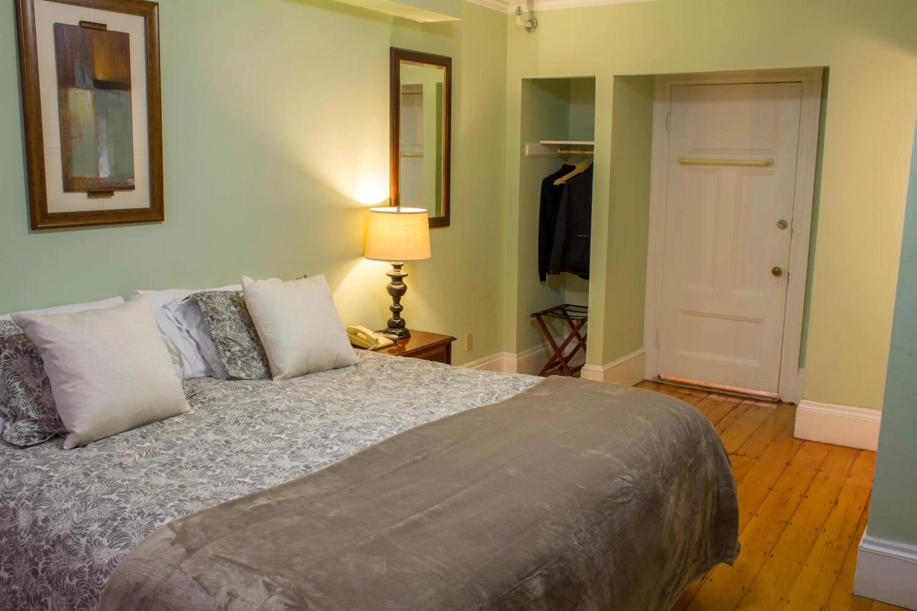 Photo of the whole room, Bed in Beacon Inn 1750
