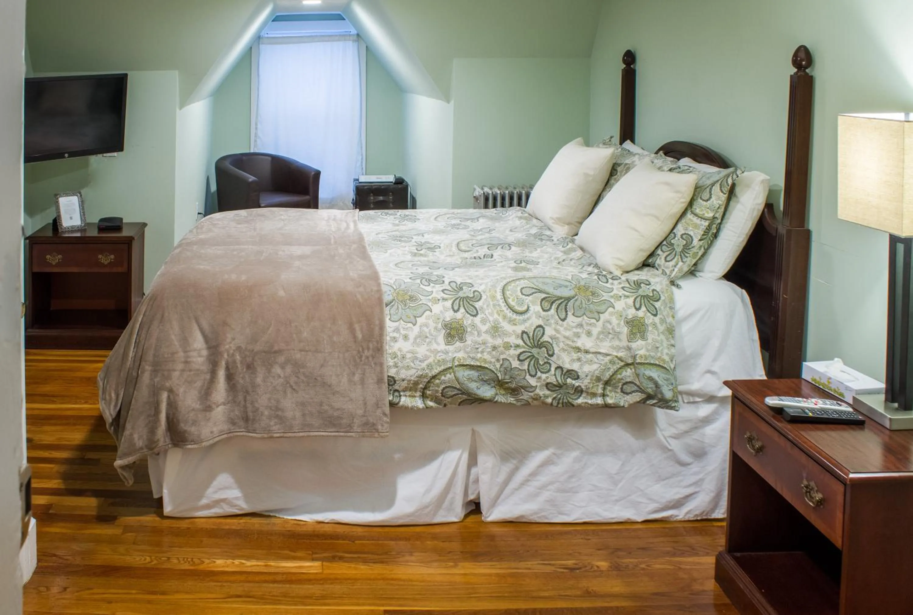 Photo of the whole room, Bed in Beacon Inn 1750