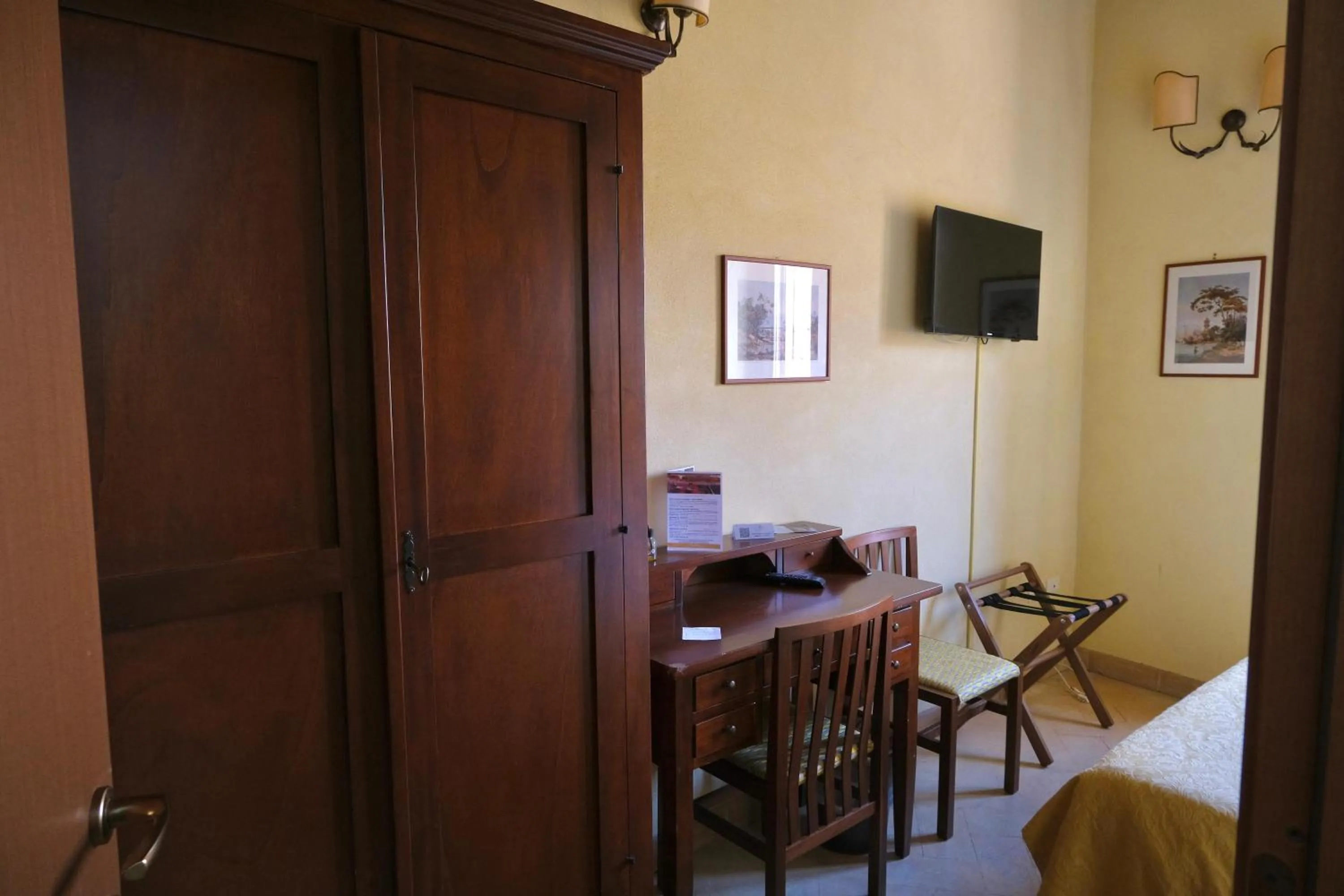 wardrobe in Relais Borgo Campello