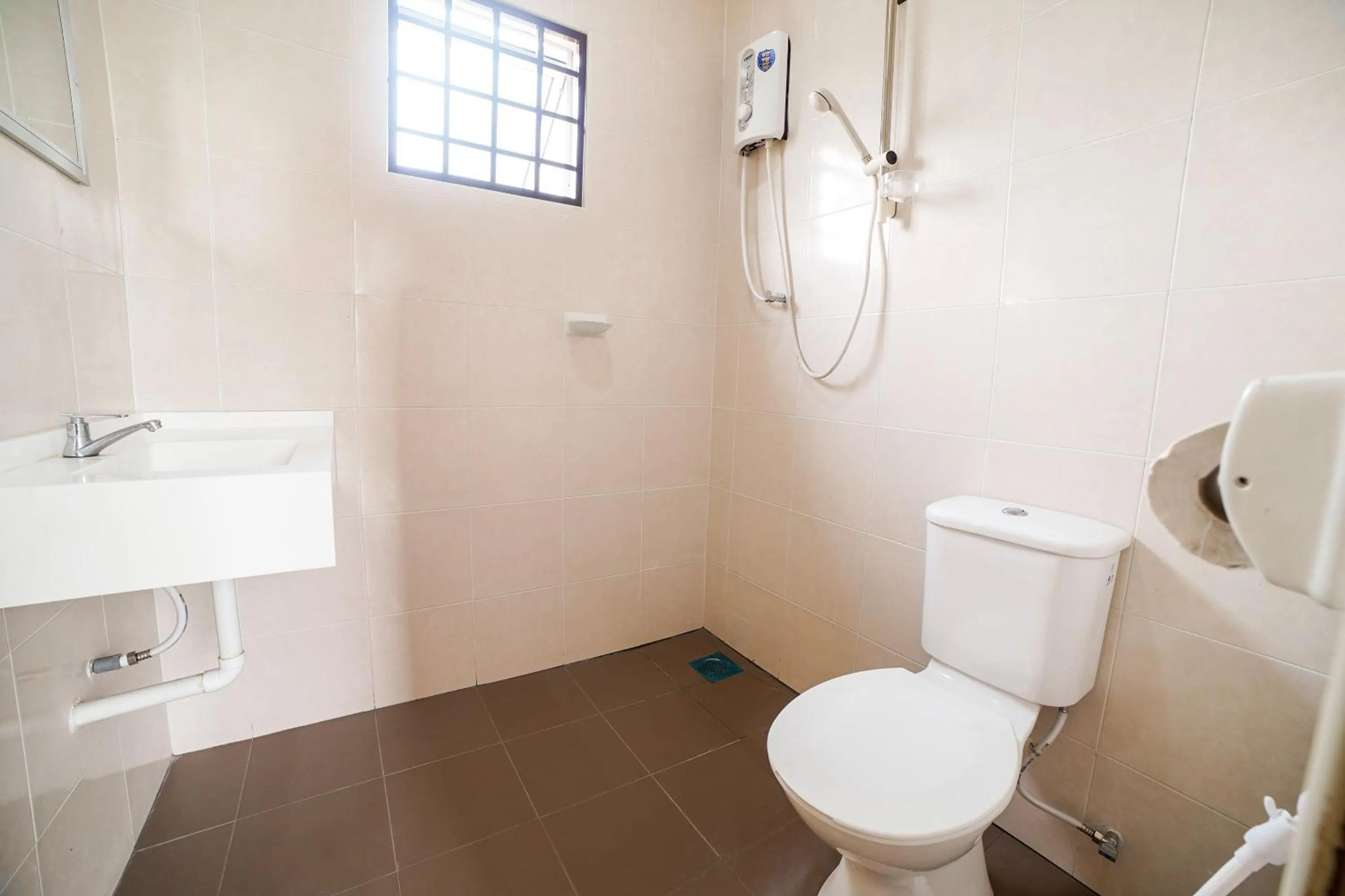 Bathroom in Capital O 89374 Ohana Restaurant & Homestay