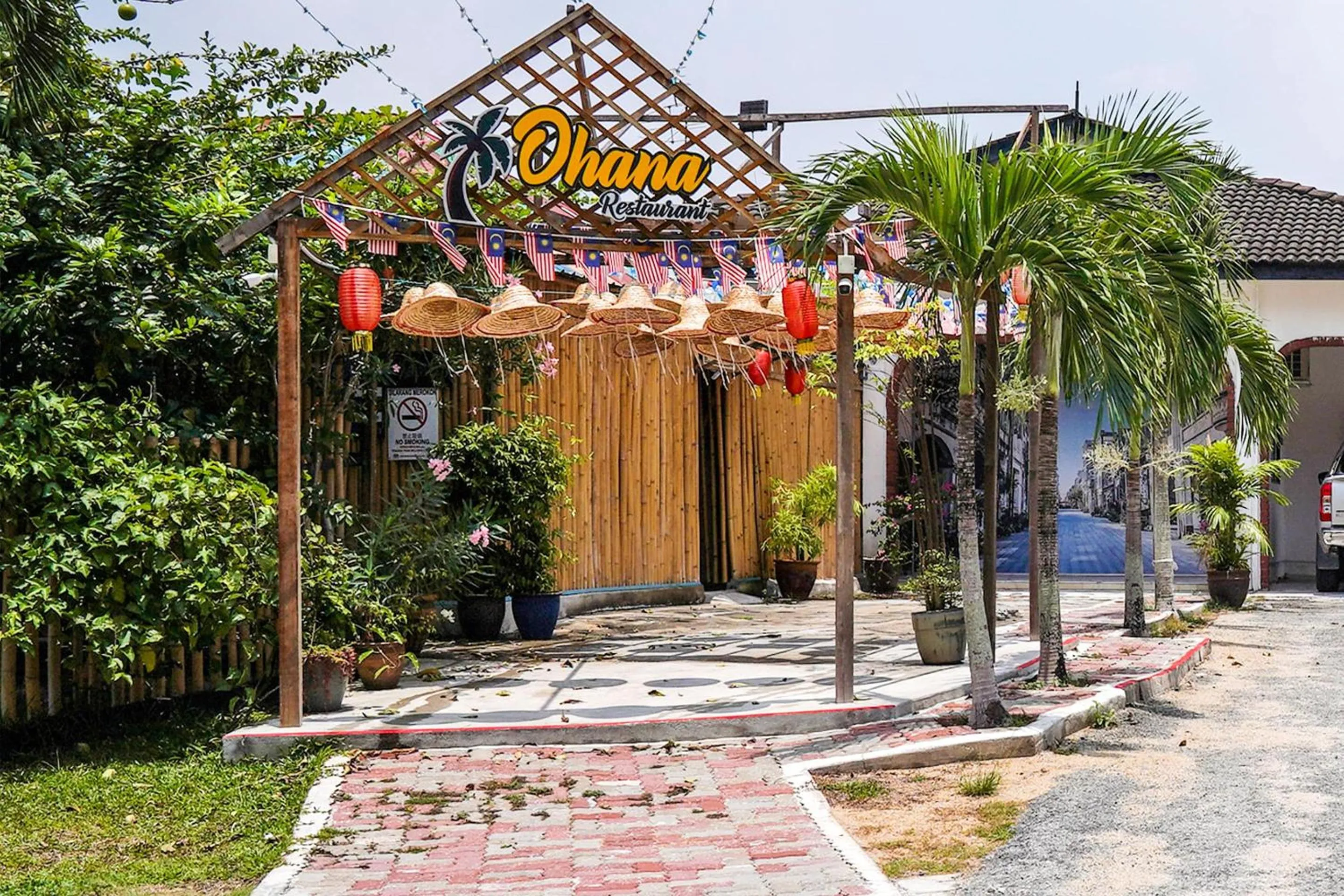 Restaurant/places to eat in Capital O 89374 Ohana Restaurant & Homestay
