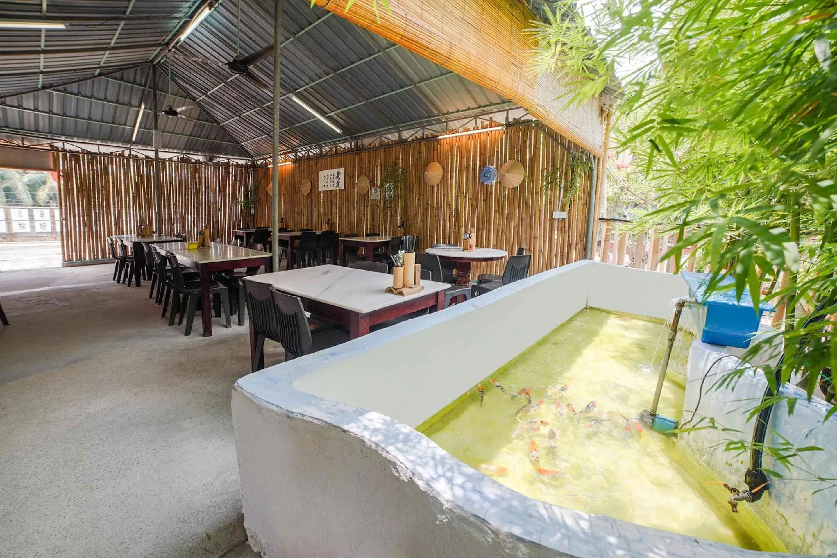 Restaurant/places to eat, Swimming Pool in Capital O 89374 Ohana Restaurant & Homestay