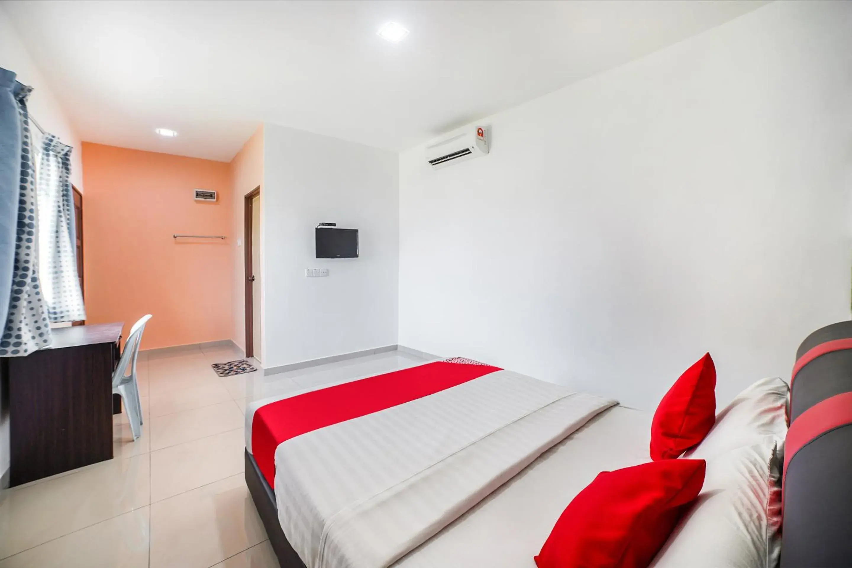 Bedroom, Bed in Capital O 89374 Ohana Restaurant & Homestay