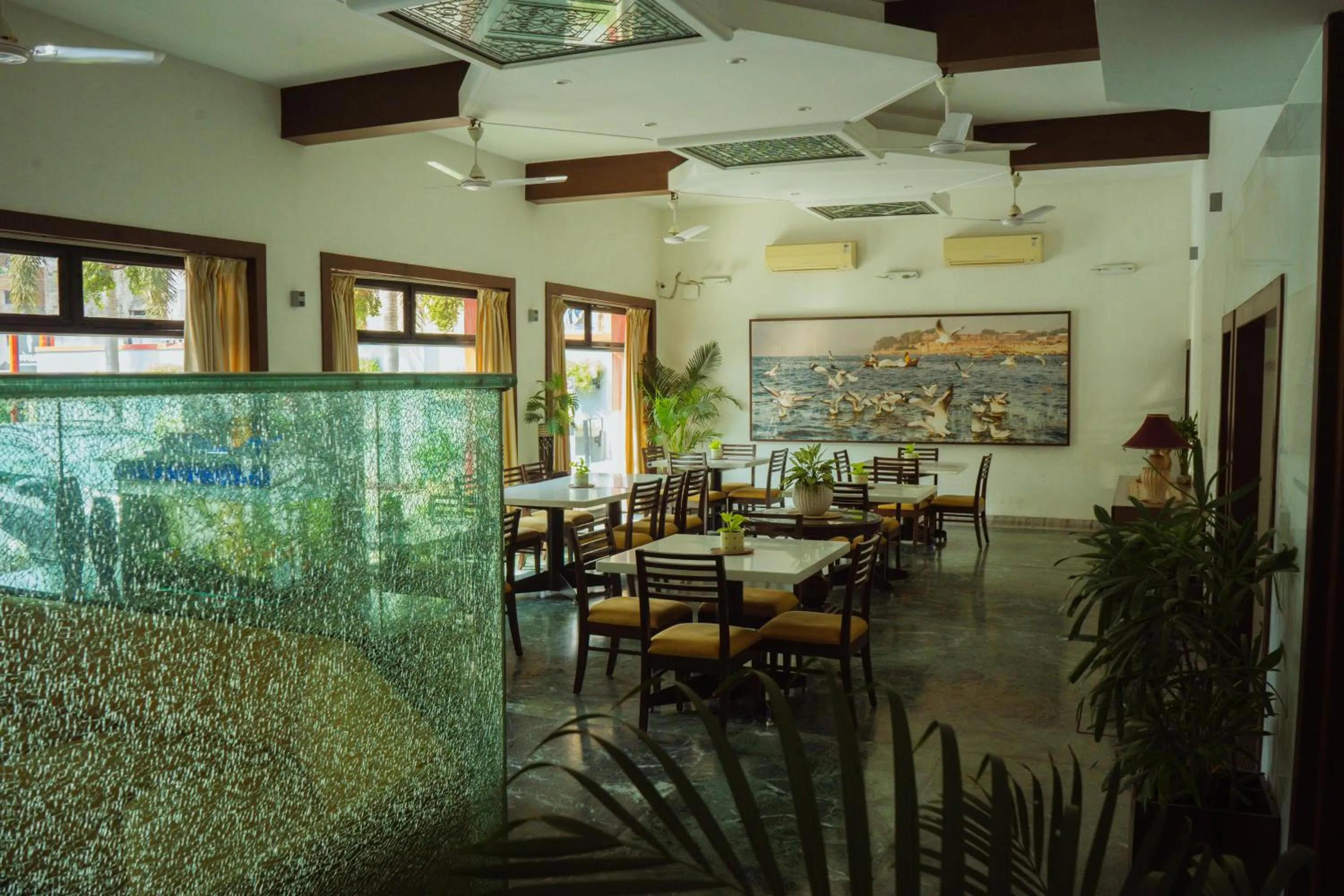 Restaurant/places to eat in Hotel Yatrik