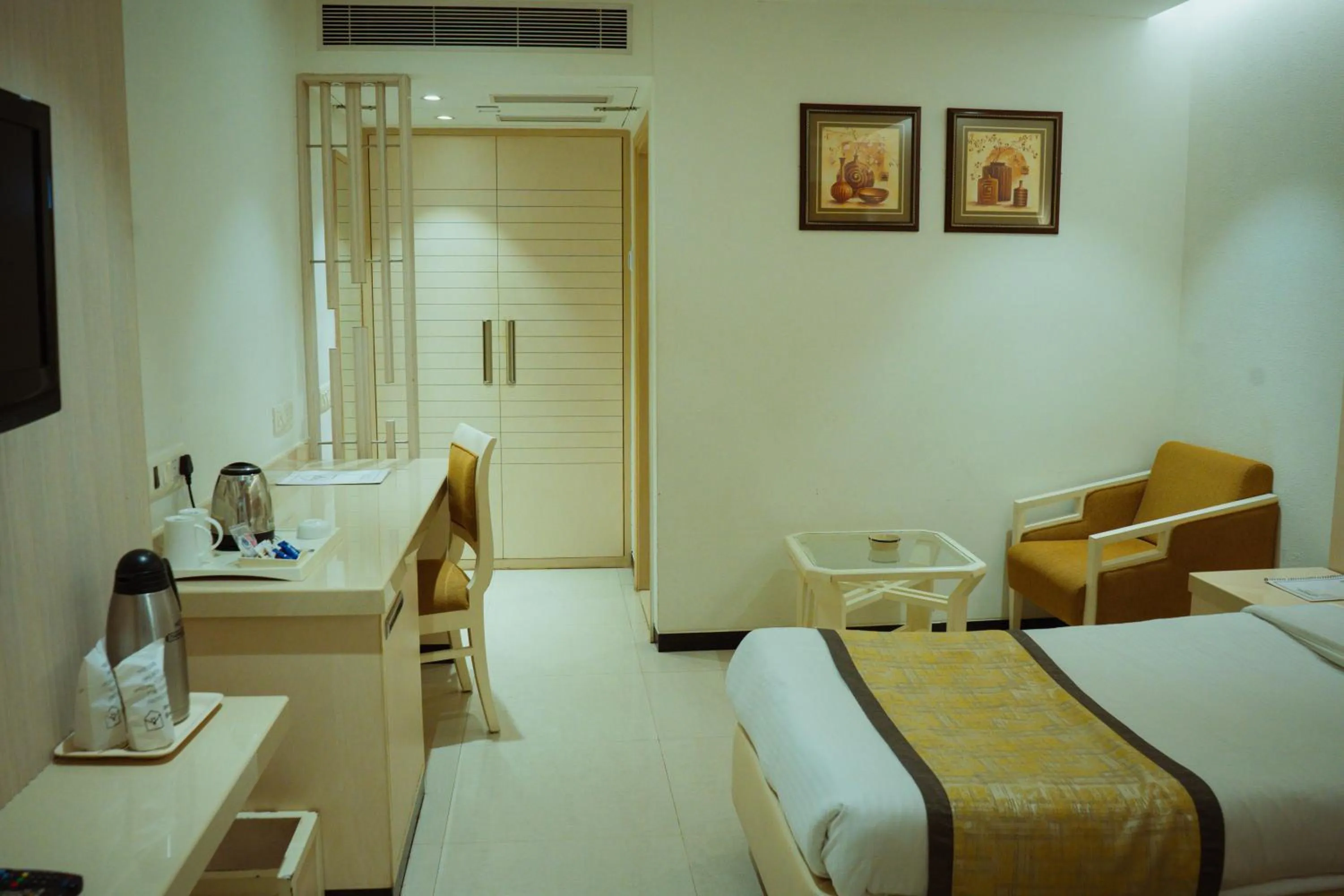 Kitchen or kitchenette, Bed in Hotel Yatrik