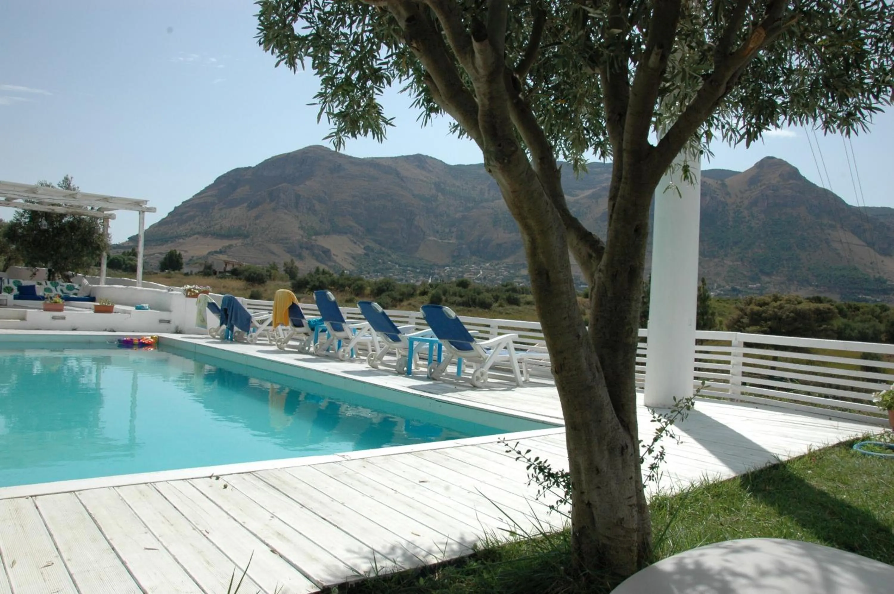 Pool view in B&B Scacciapensieri