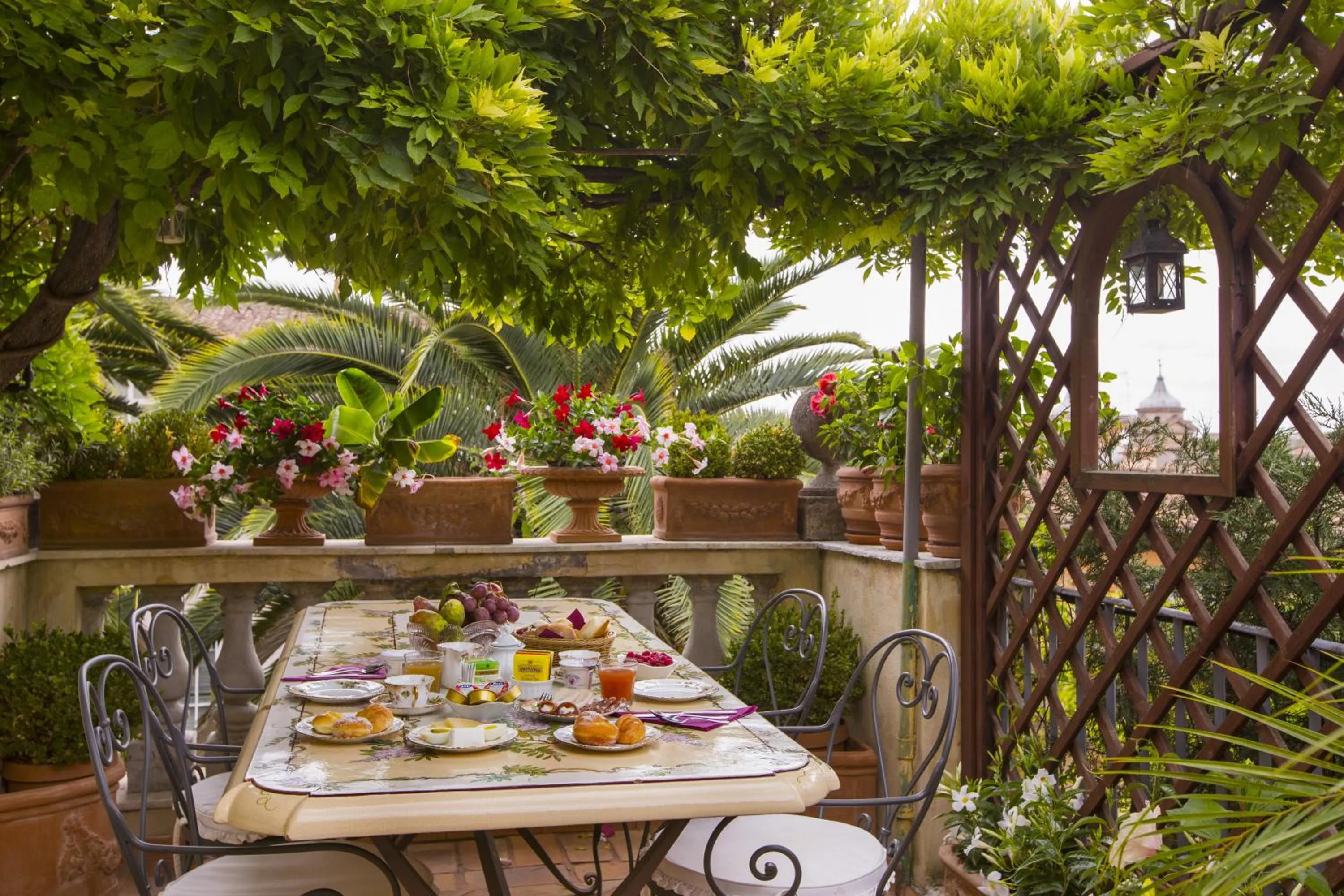 Patio in Episcopo Lipinsky Luxury Suites