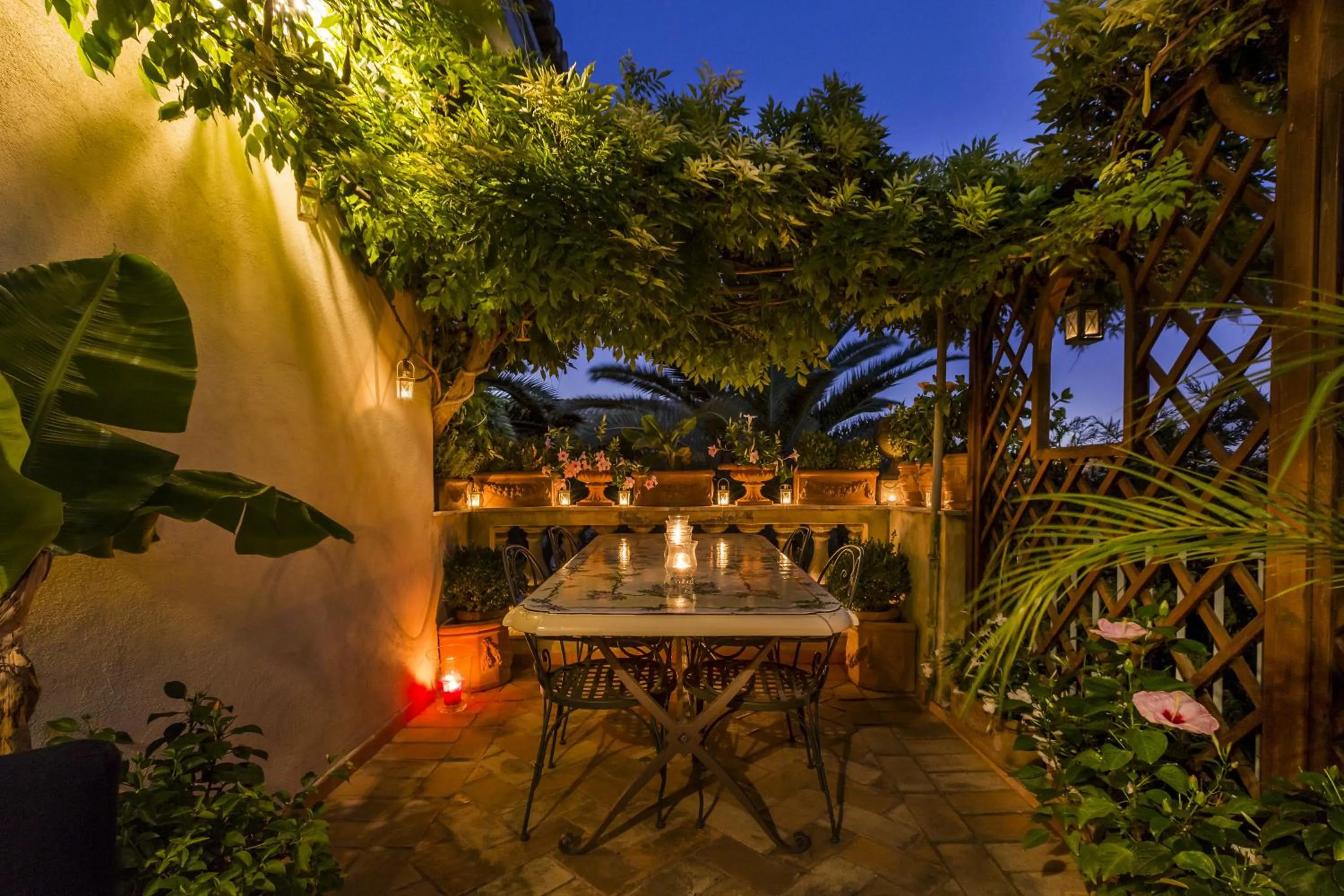 Patio in Episcopo Lipinsky Luxury Suites