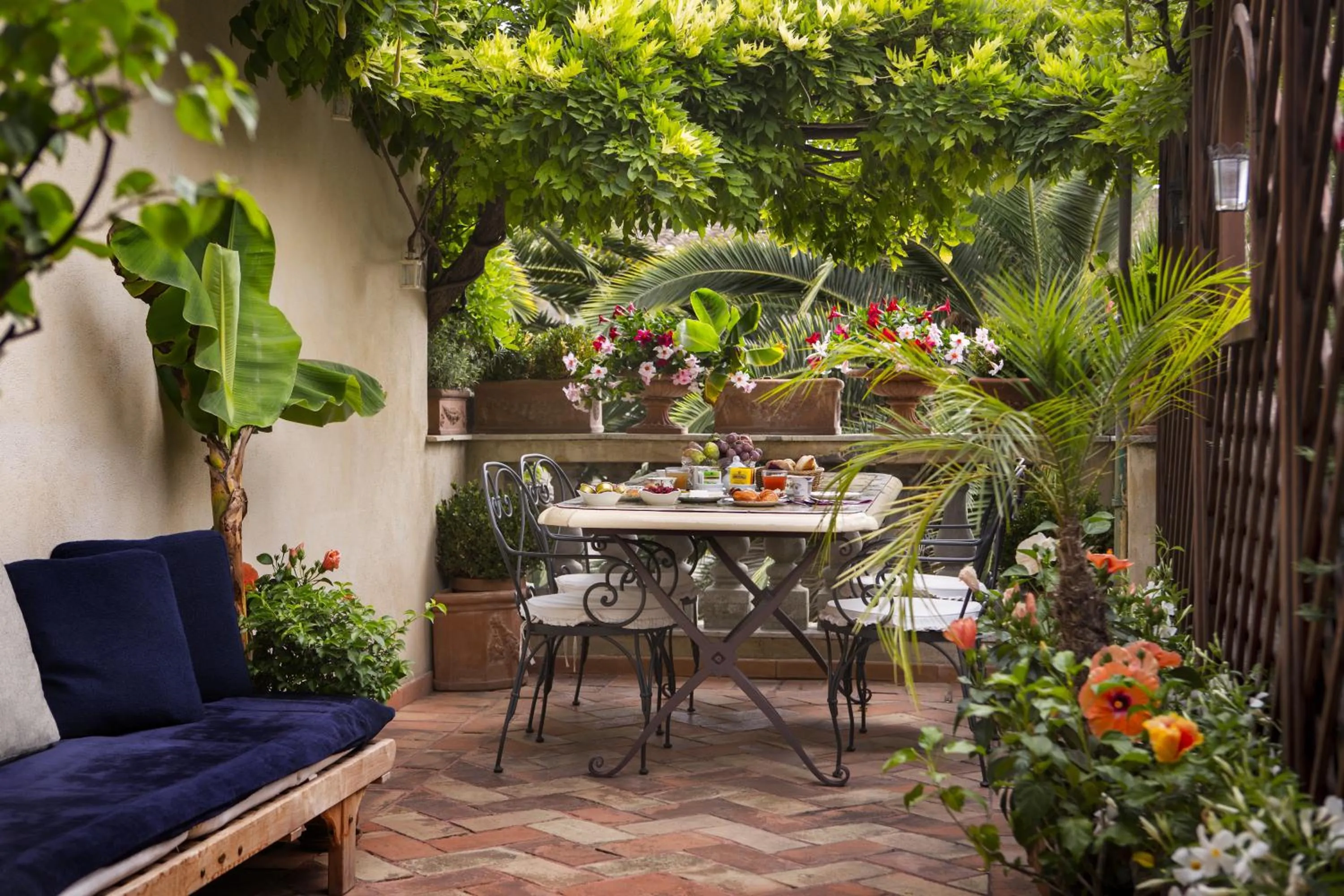 Patio in Episcopo Lipinsky Luxury Suites