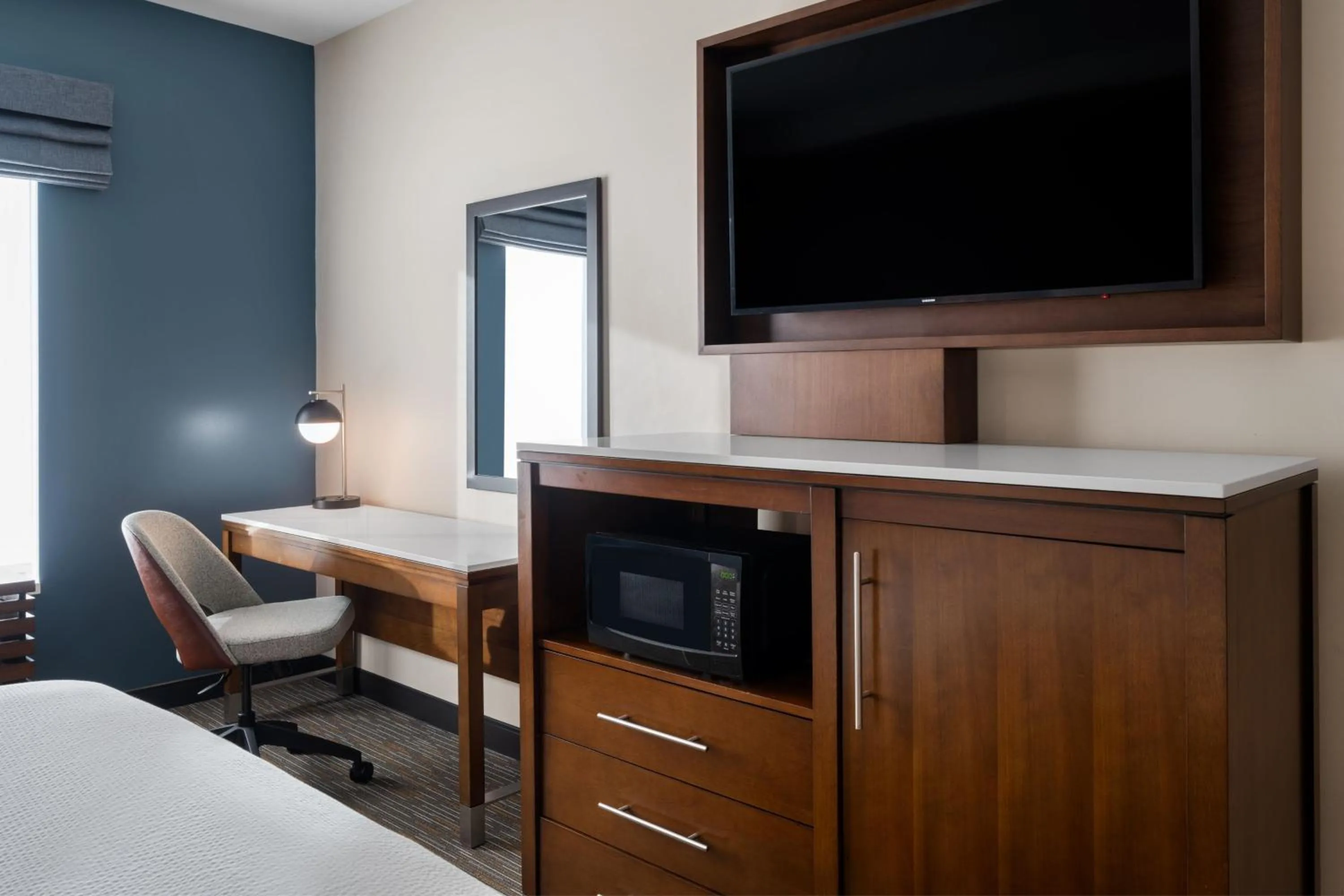 Photo of the whole room, Bed in Courtyard by Marriott Seattle SeaTac Airport