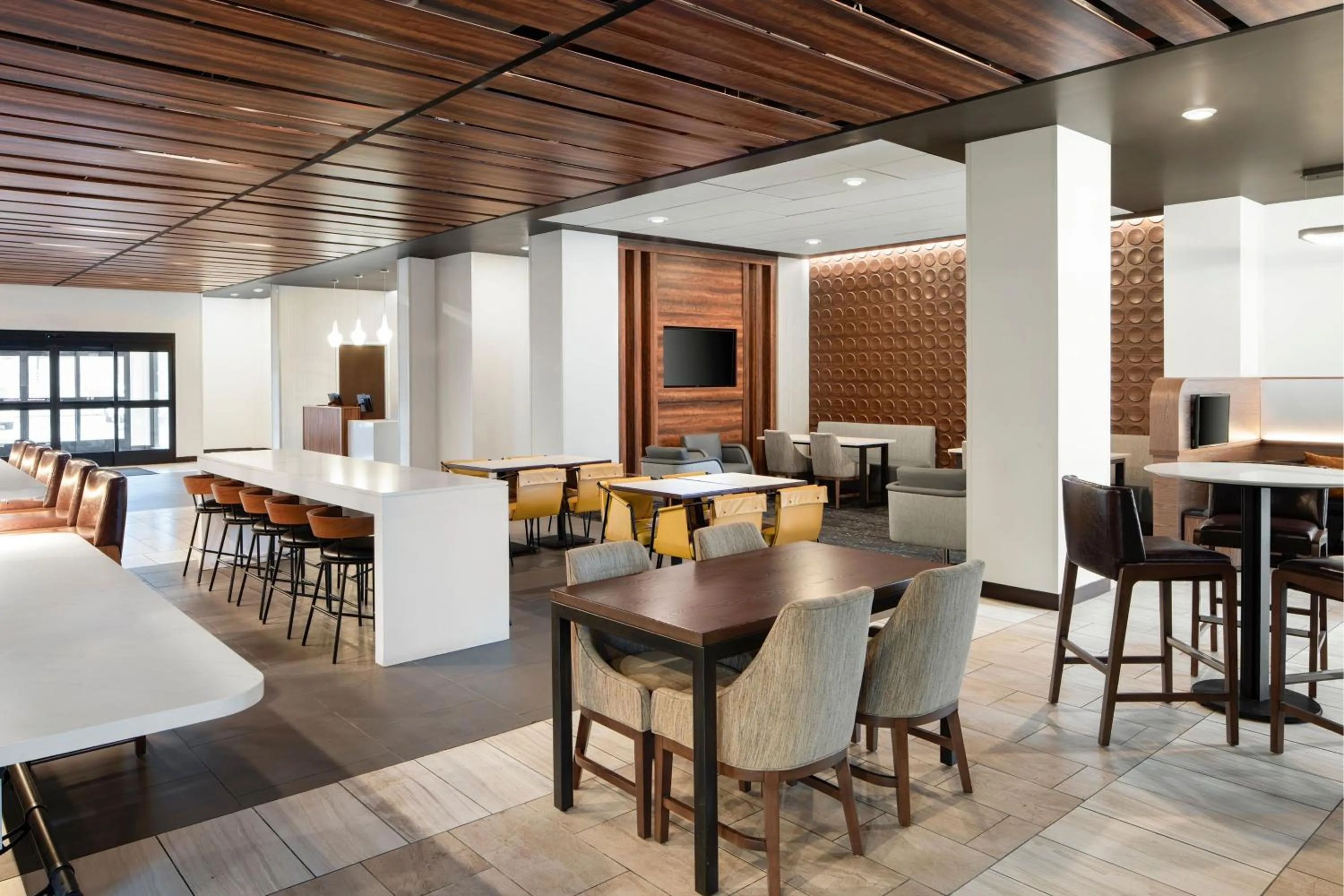 Lounge or bar in Courtyard by Marriott Seattle SeaTac Airport