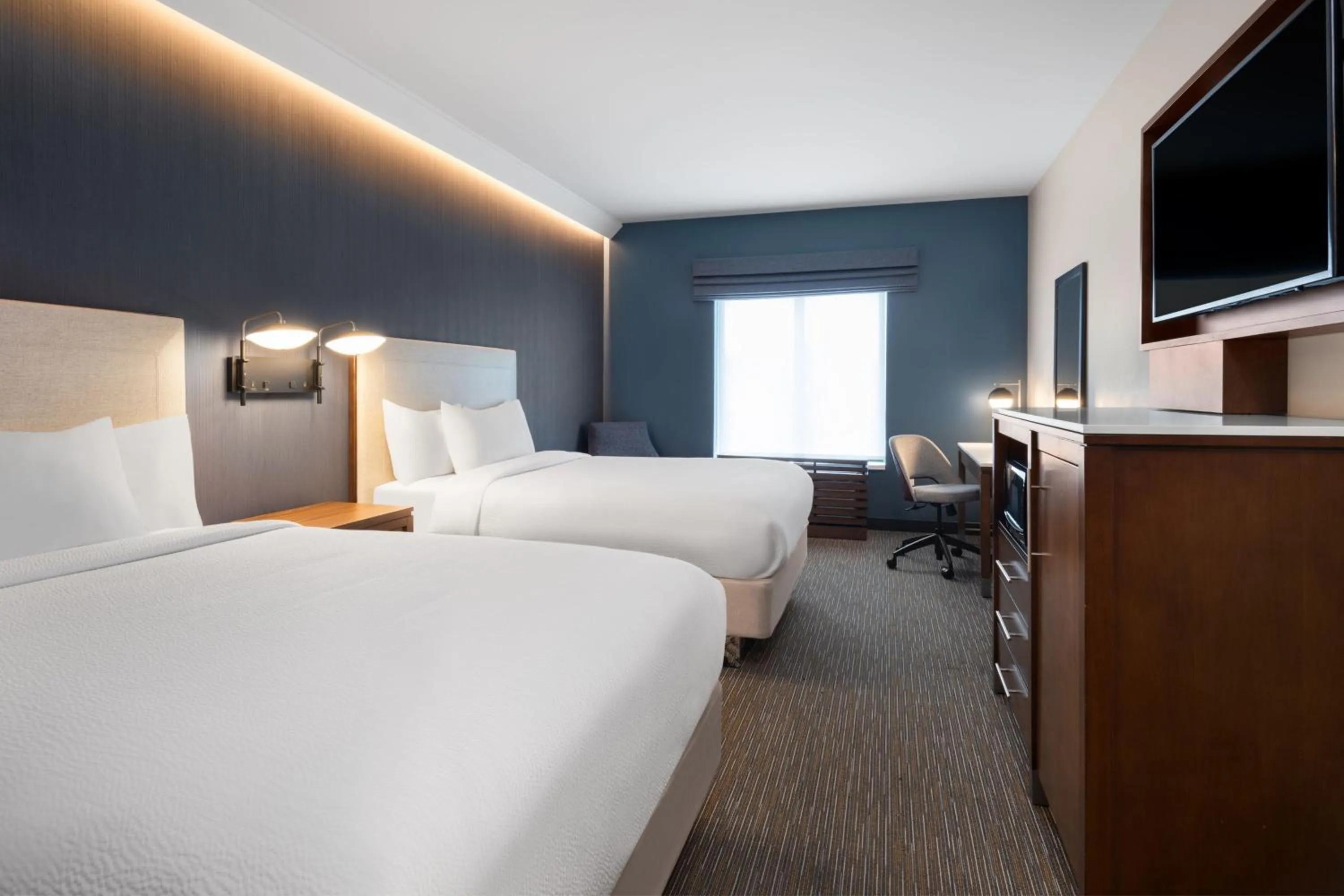 Photo of the whole room, Bed in Courtyard by Marriott Seattle SeaTac Airport