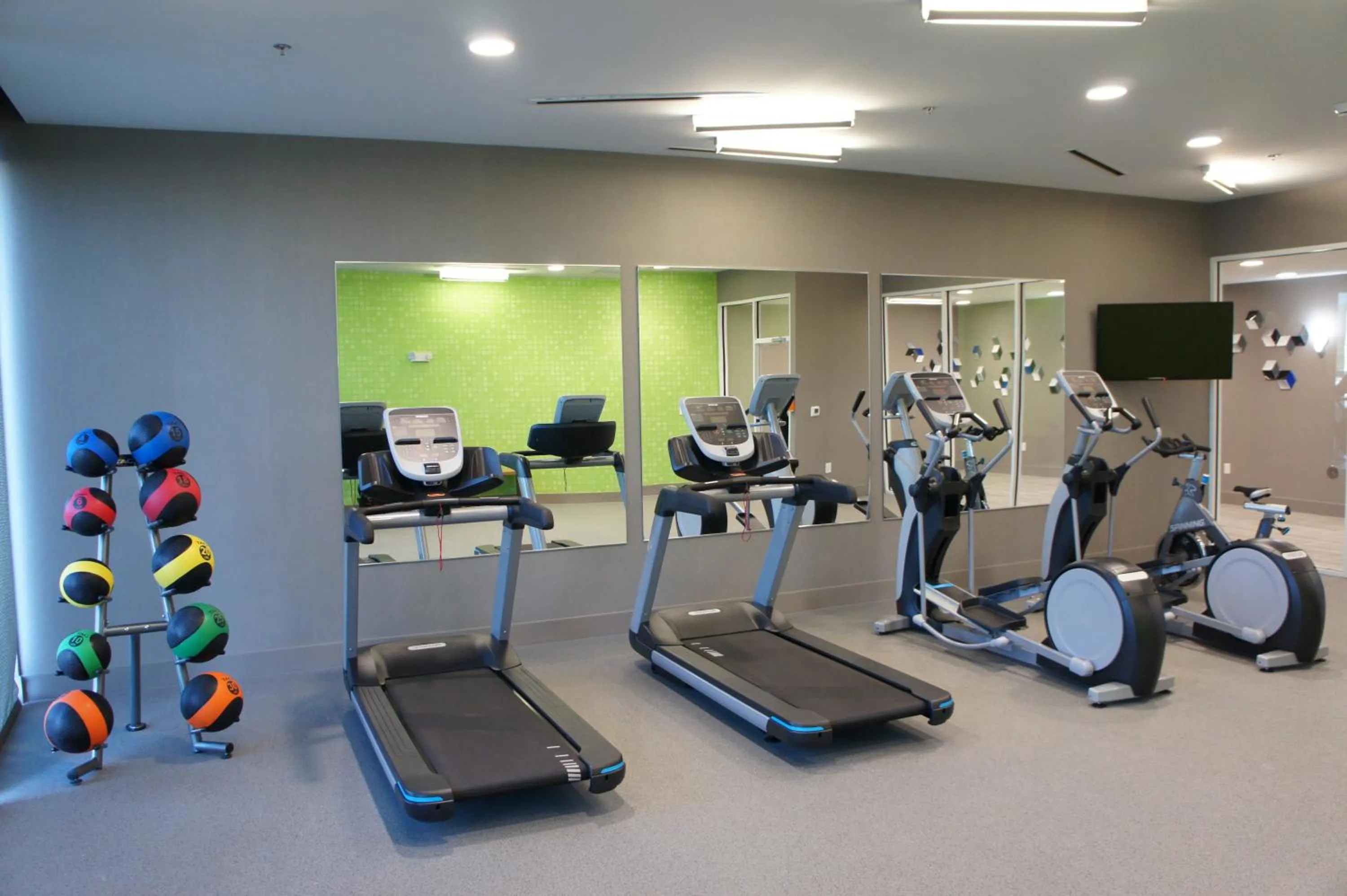 Fitness centre/facilities in La Quinta Inn & Suites by Wyndham Braselton