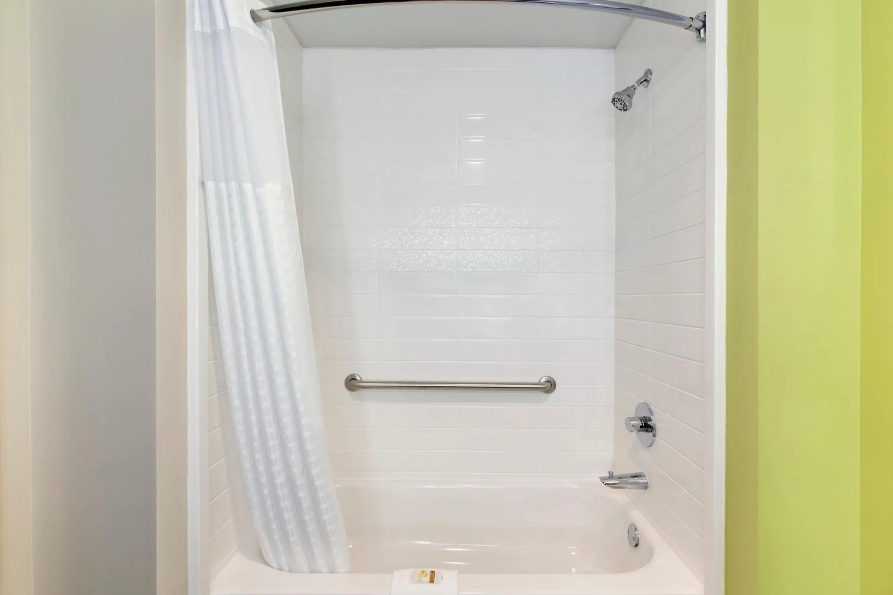 Bathroom in La Quinta Inn & Suites by Wyndham Braselton